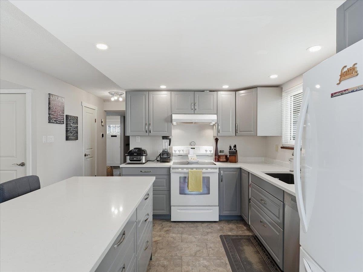 4628 Hermitage Drive, Richmond, V7E 4N4 — photo 3