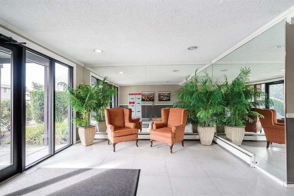 308 - 3411 Springfield Drive, Richmond, V7E 1Z1 — photo 2