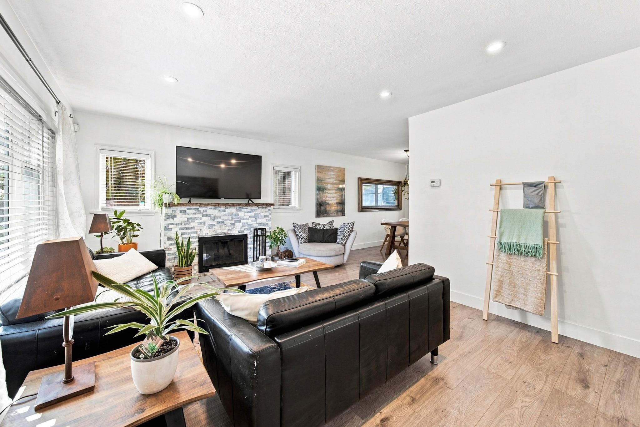 300 E 25th Street, North Vancouver, V7N 1A3 — photo 2
