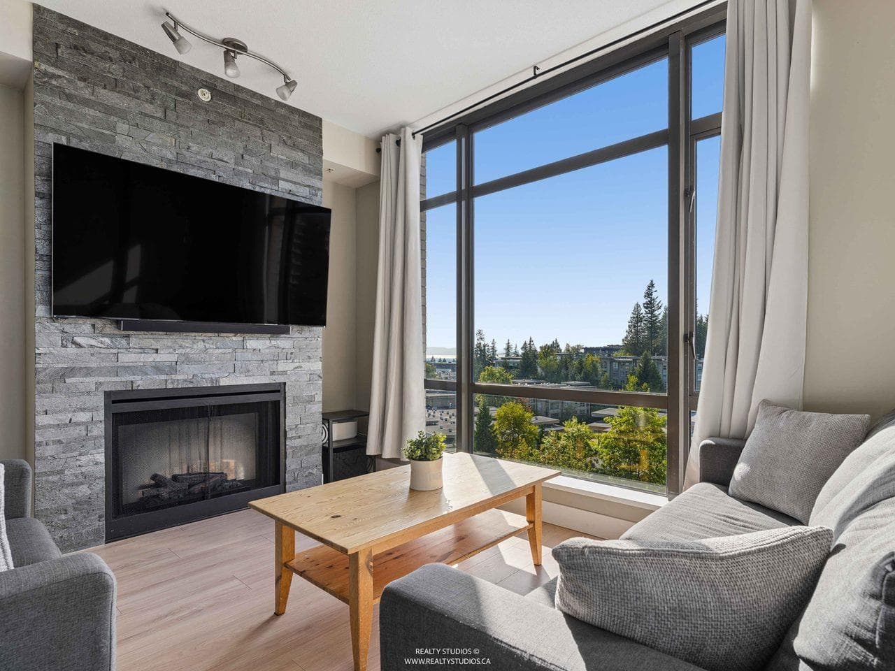 901 - 9300 University Crescent, Burnaby, V5A 4X9 — photo 2