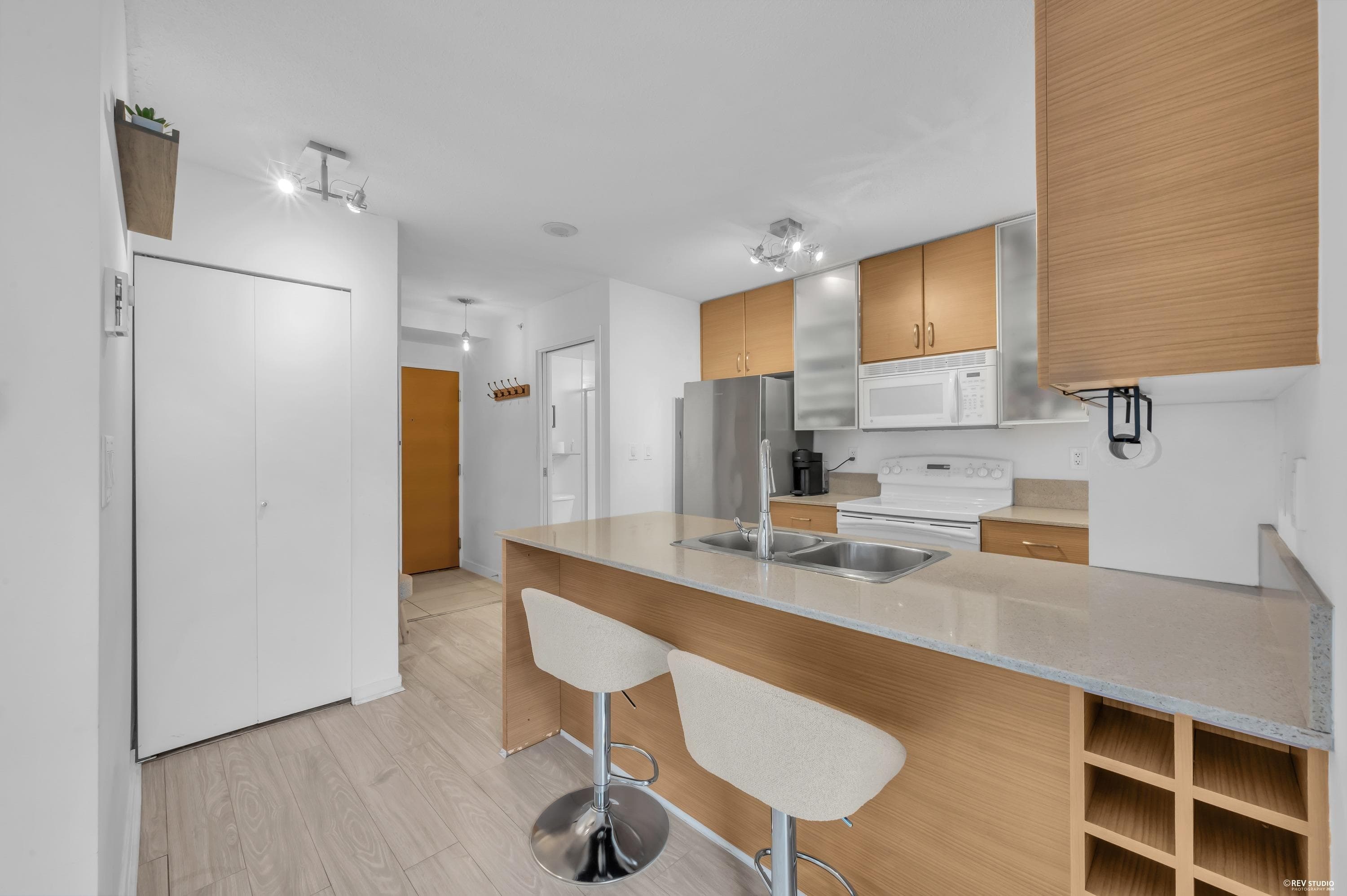 1401 - 928 Homer Street, Vancouver, V6B 1T7 — photo 3