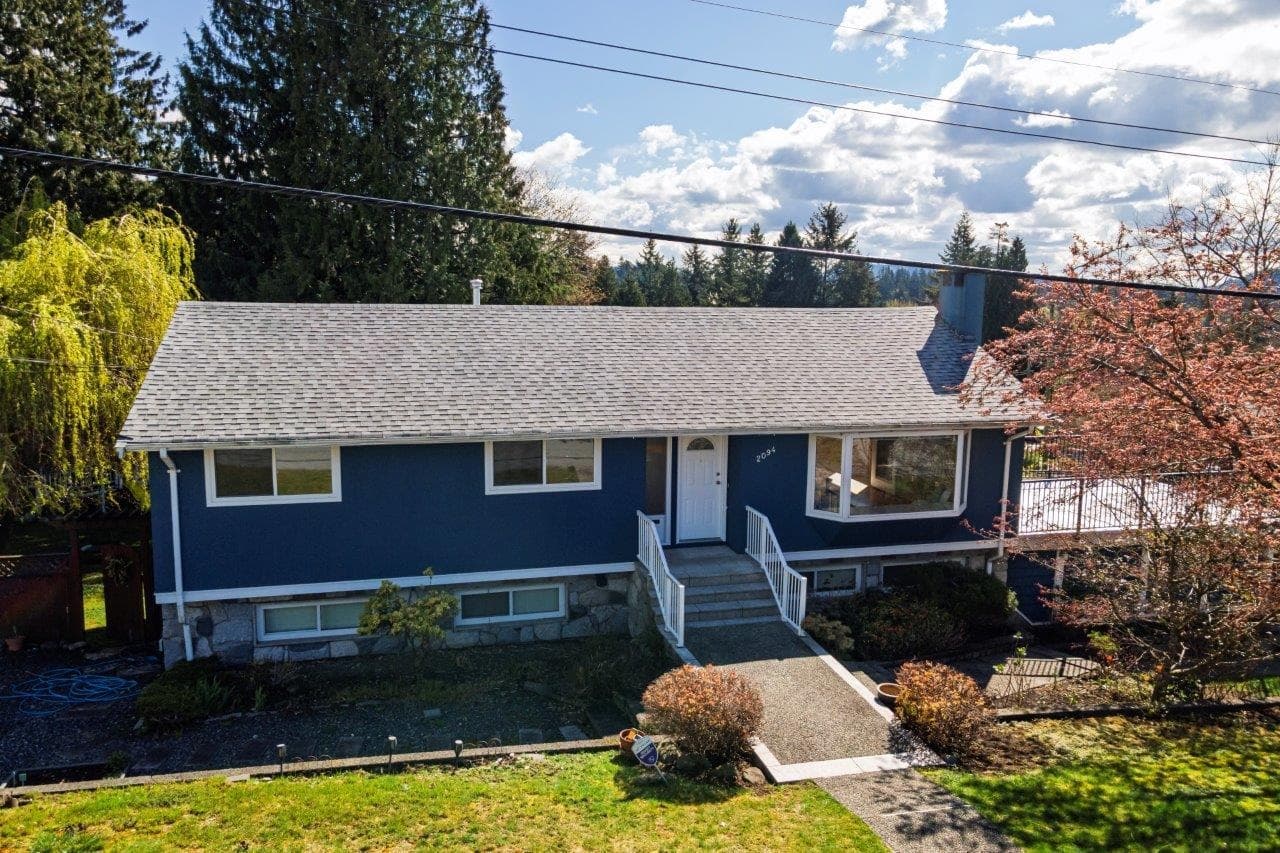 2094 Viewlynn Drive, North Vancouver, V7J 2W8 — photo 2