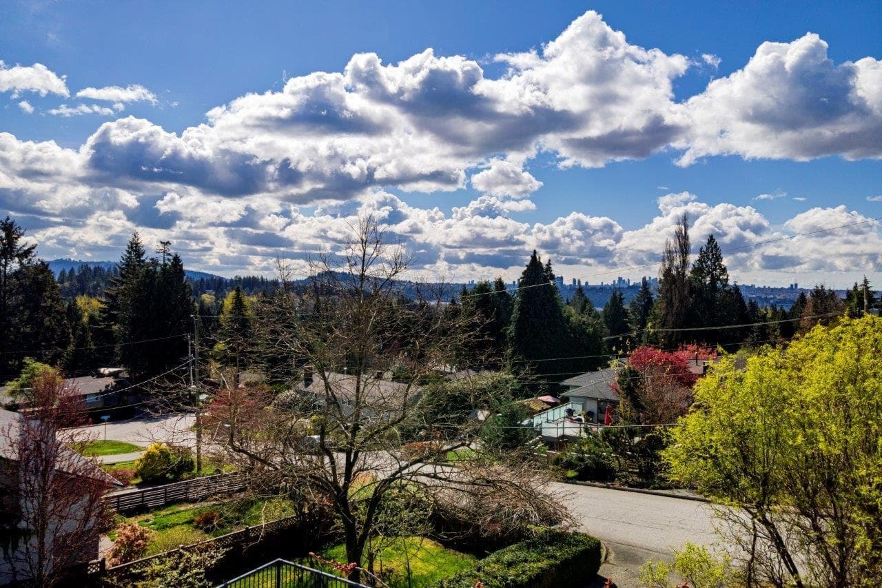 2094 Viewlynn Drive, North Vancouver, V7J 2W8 — photo 3