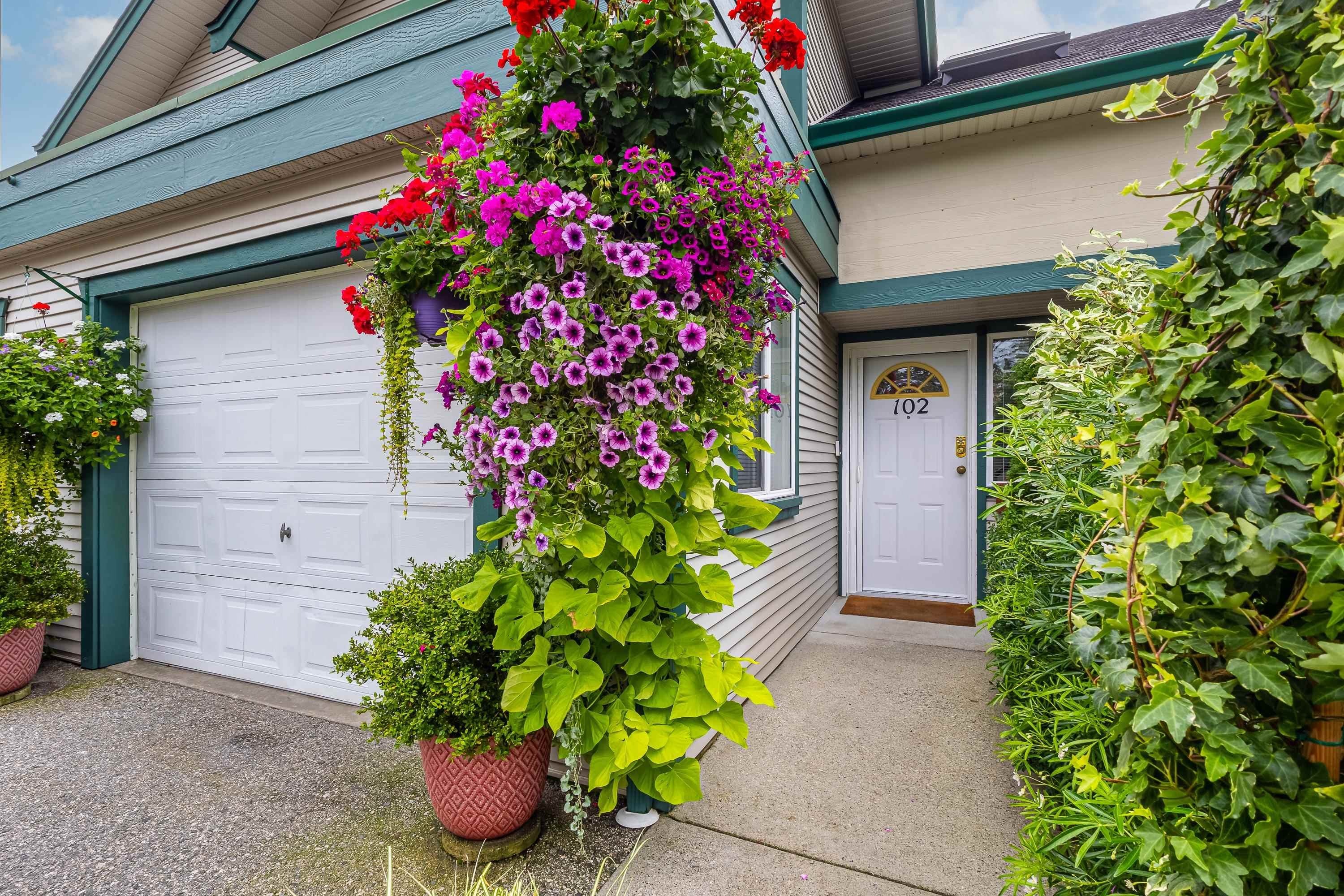 102 - 5711 Ebbtide Street, Sechelt, V7Z 0J5 — photo 1