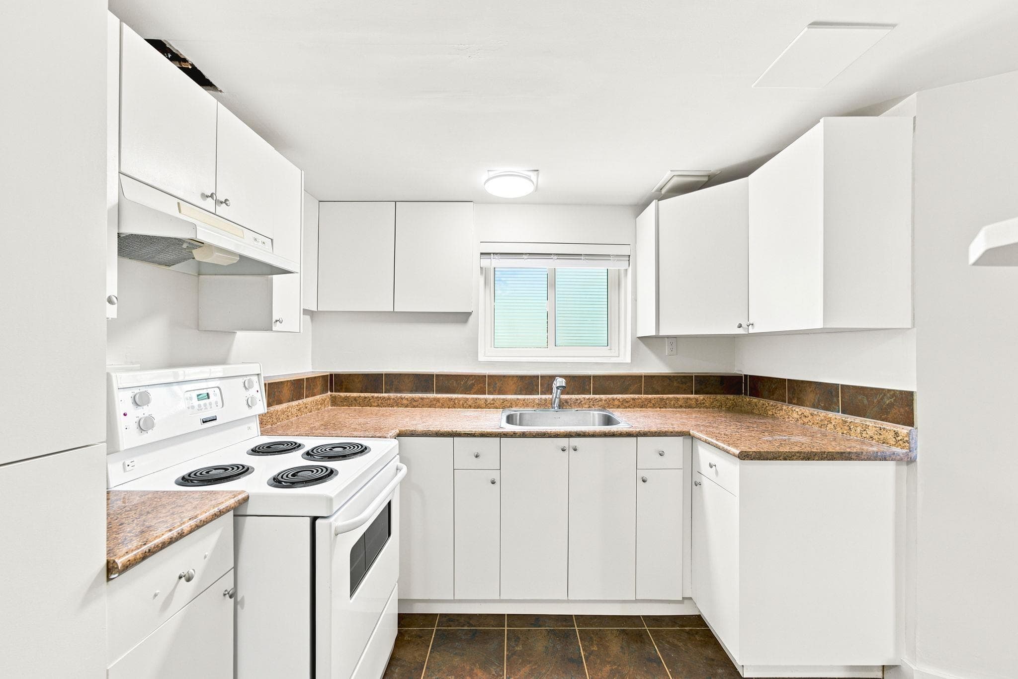 338 St. Georges Avenue, North Vancouver, V7L 3G9 — photo 2