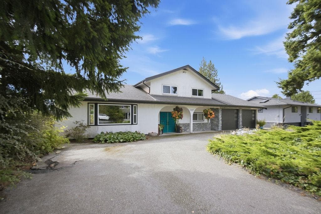 6447 Samron Road, Sechelt, V7Z 0M8 — photo 1