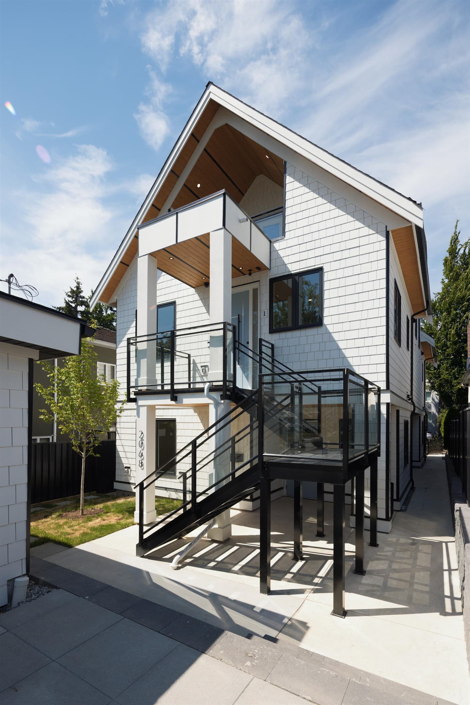 2068 E 1st Avenue, Vancouver, V5N 1B5 — photo 2