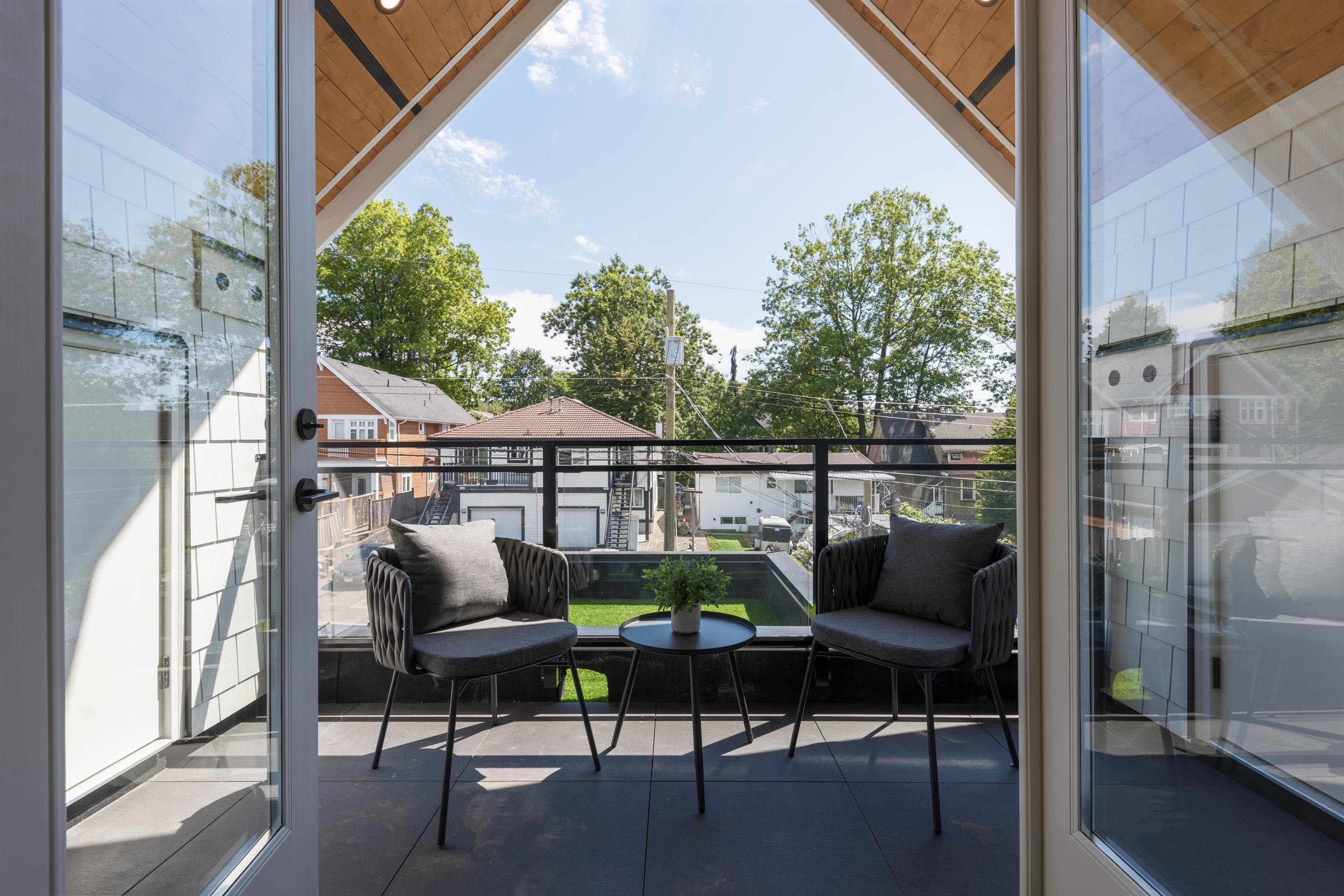 2068 E 1st Avenue, Vancouver, V5N 1B5 — photo 1