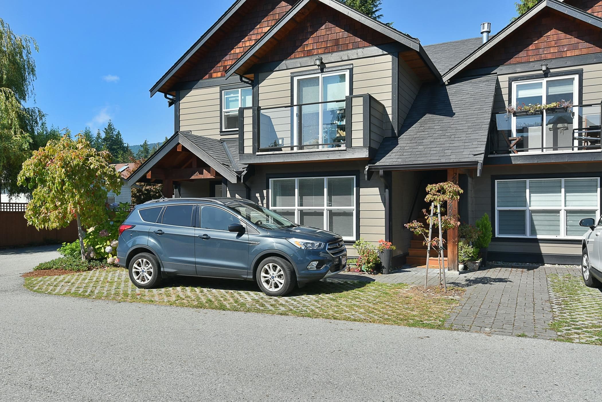 208 - 518 Shaw Road, Gibsons, V0N 1V8 — photo 1