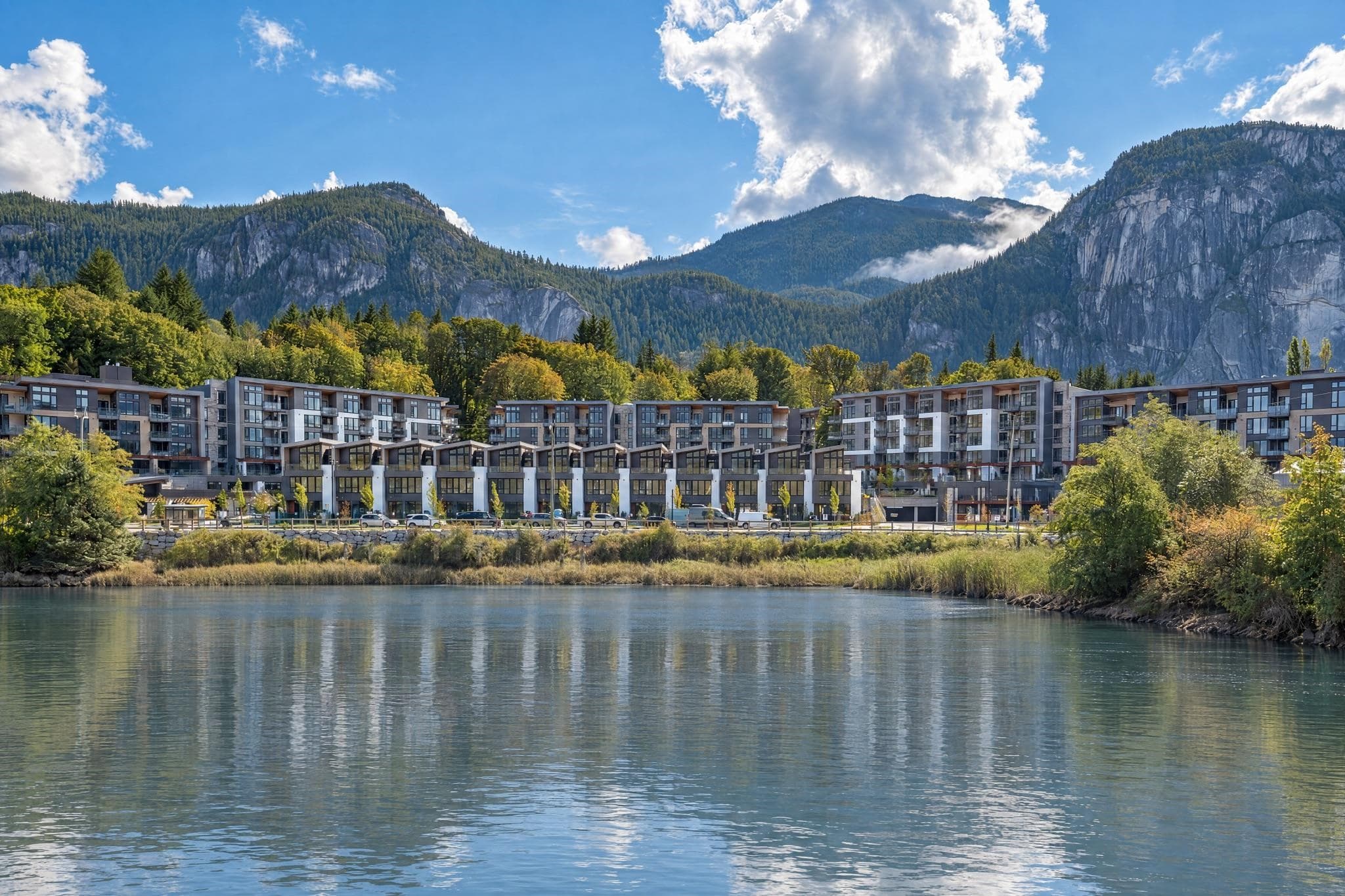 208 - 1506 Scott Crescent, Squamish, V8B 1G4 — photo 1