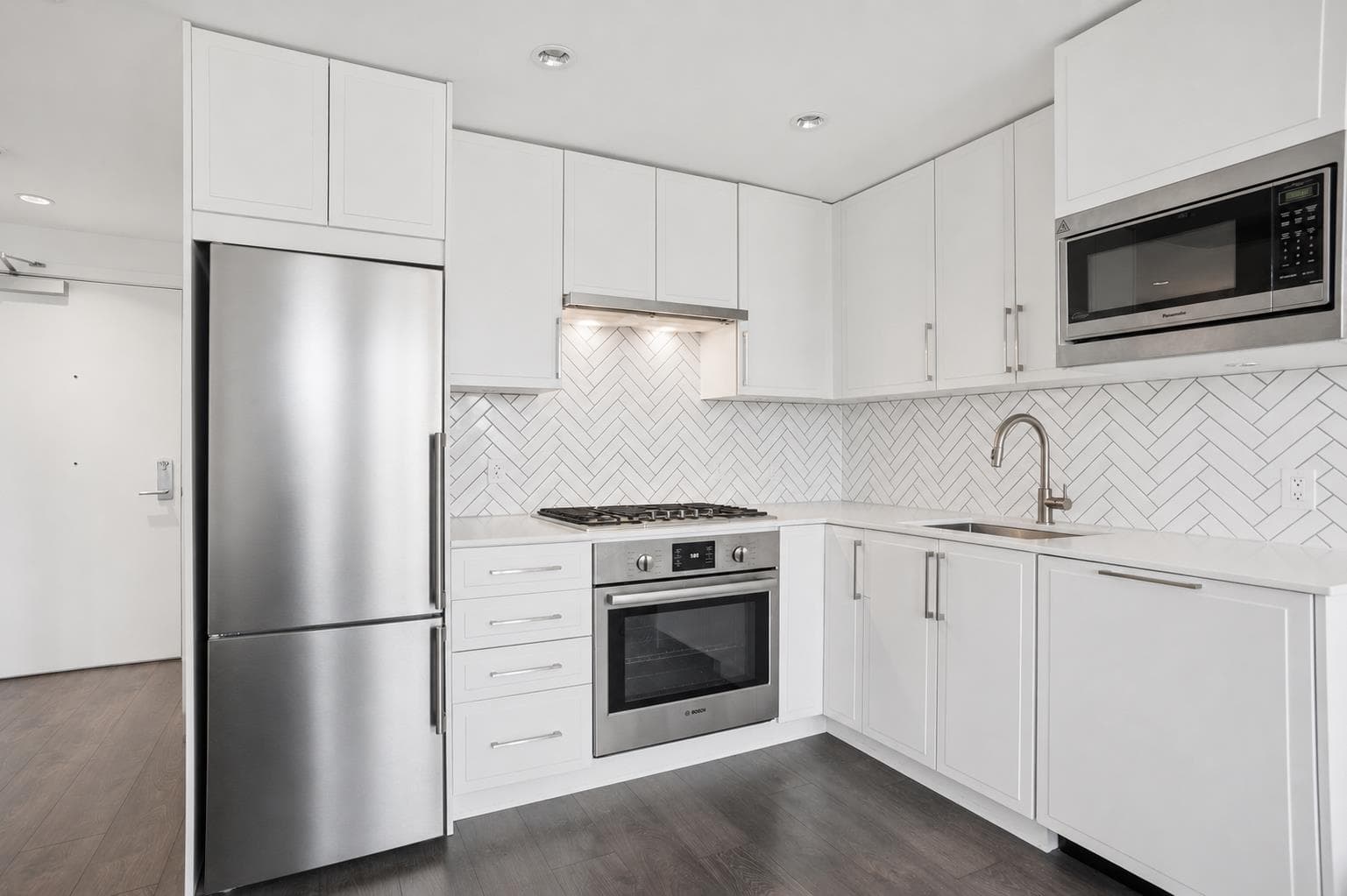 507 - 2435 Kingsway, Vancouver, V5R 5G8 — photo 1
