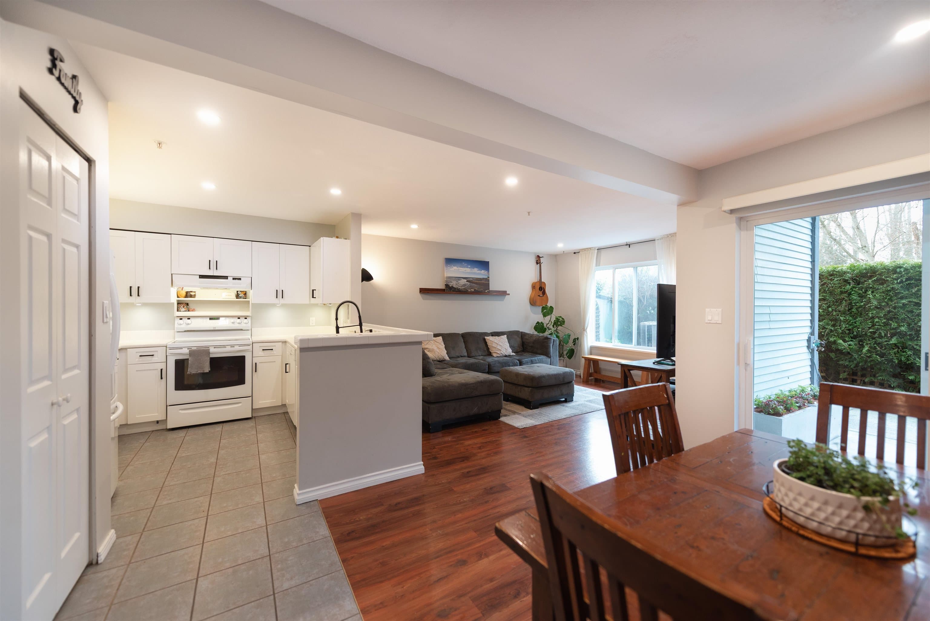 111 - 5711 Ebbtide Street, Sechelt, V7Z 0J5 — photo 3