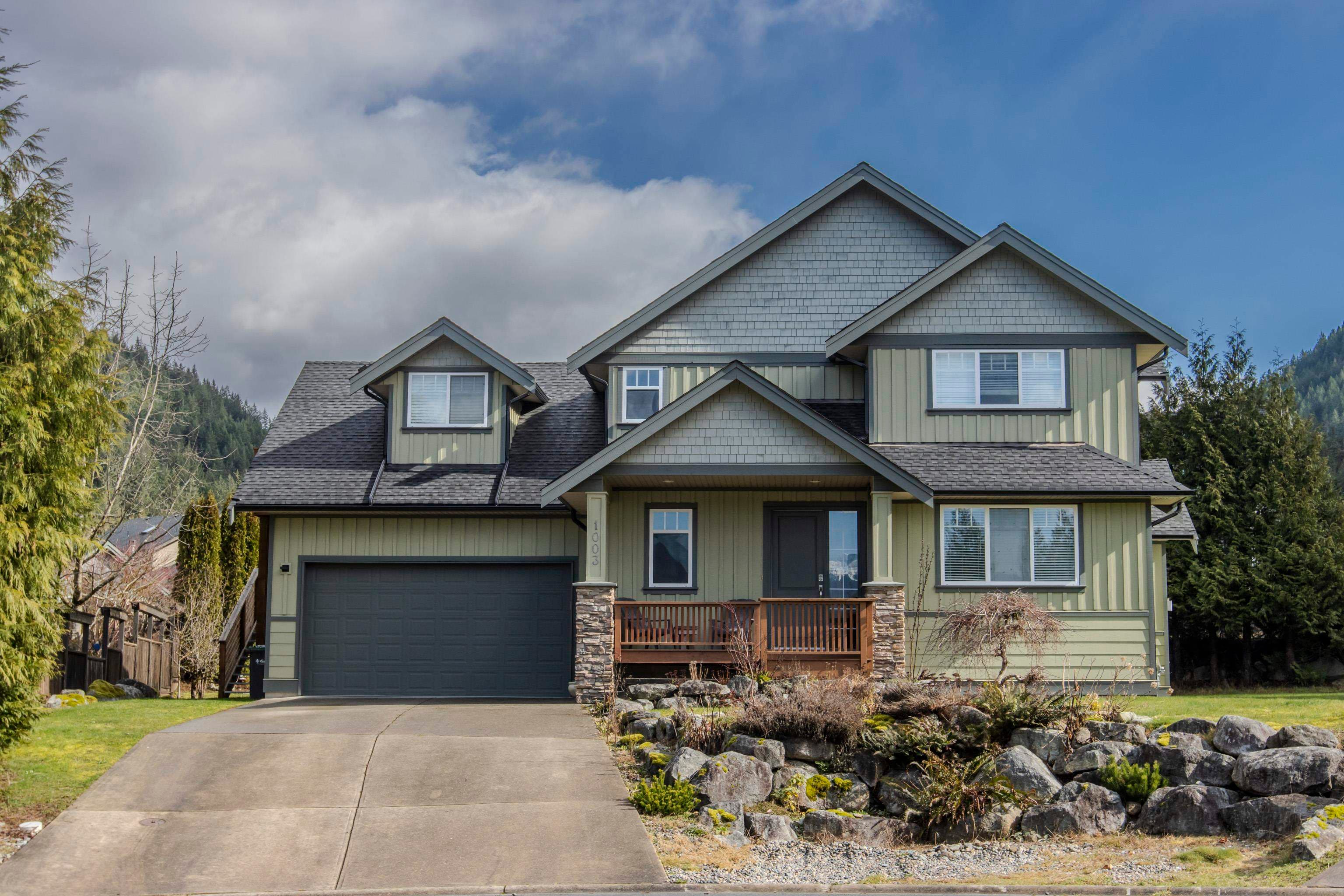 1003 Ash Place, Squamish, V8B 0W2 — photo 1