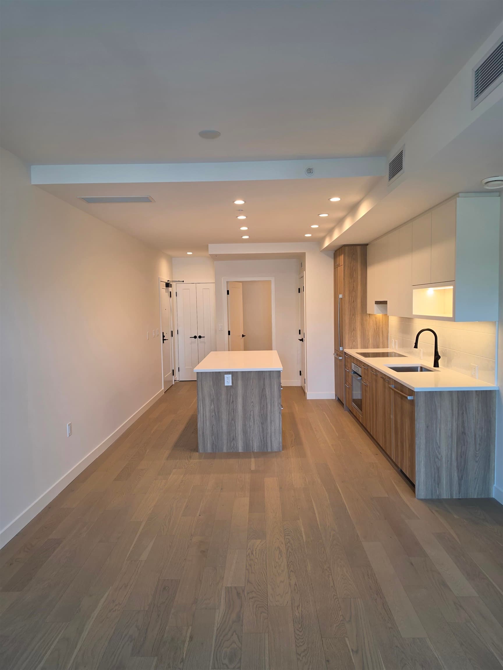 410 - 8398 Oak Street, Vancouver, V6P 0L9 — photo 1