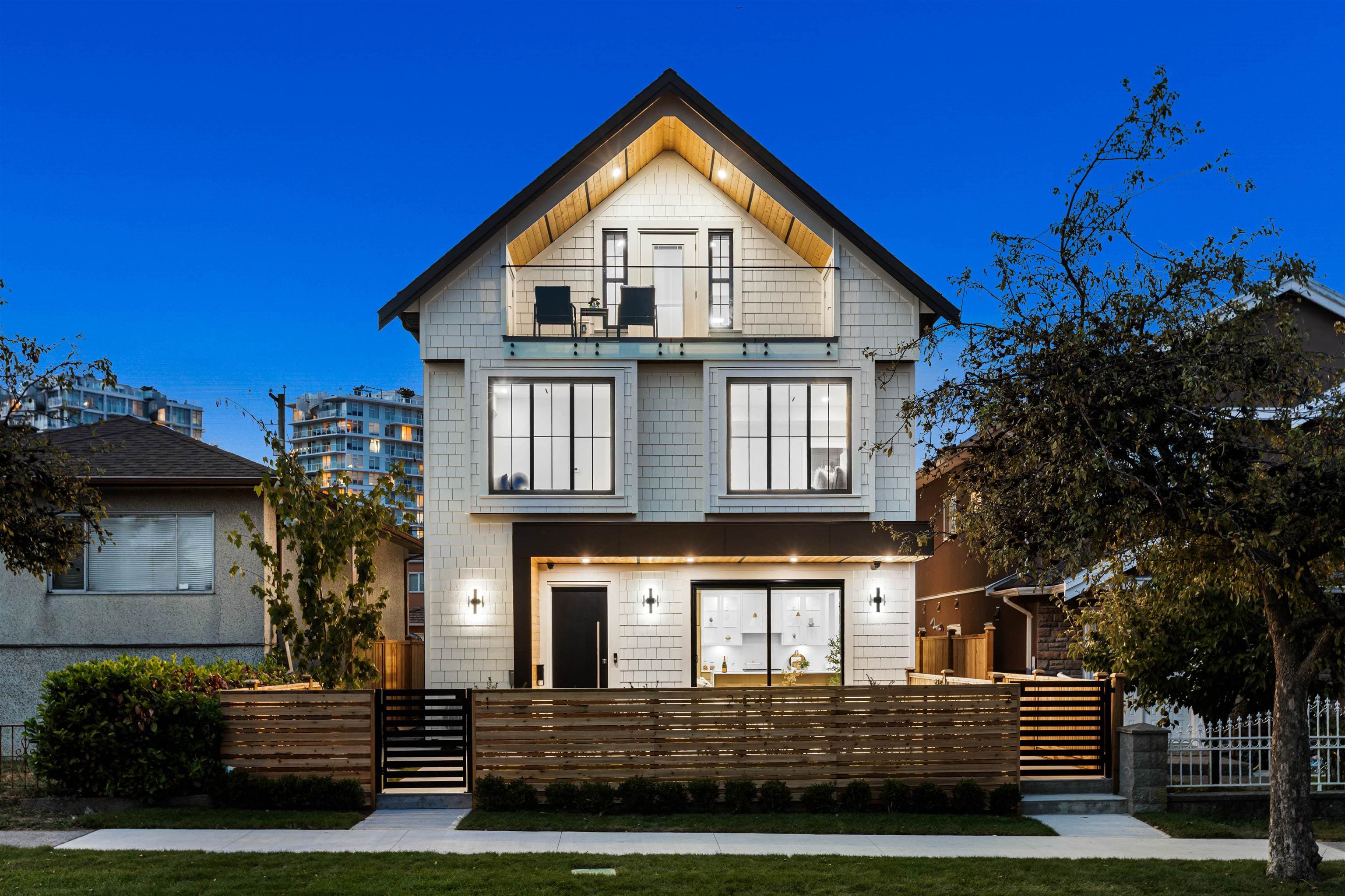 1 - 2211 Mannering Avenue, Vancouver