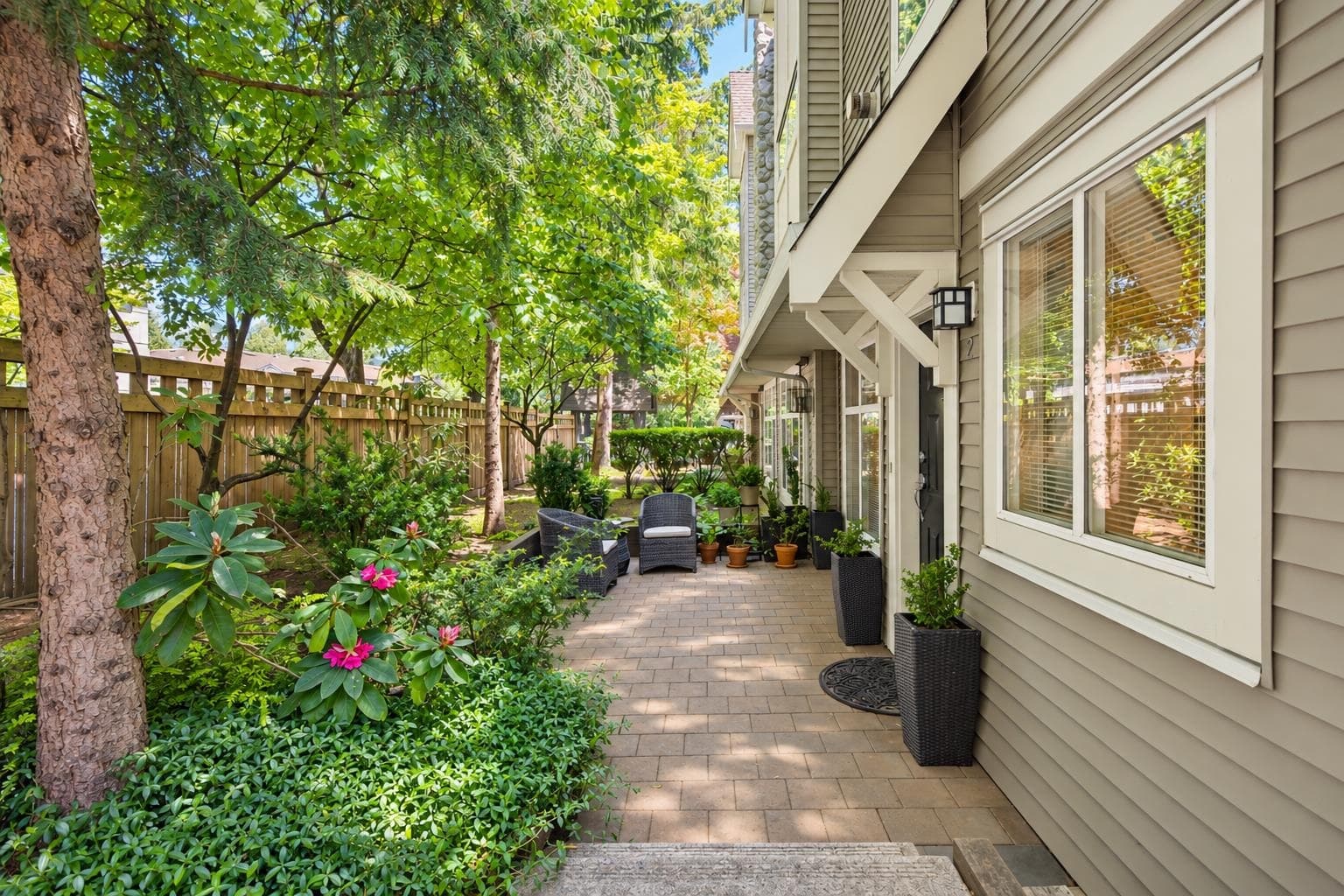 1071 Lynn Valley Road, North Vancouver, V7J 1Z6 — photo 1