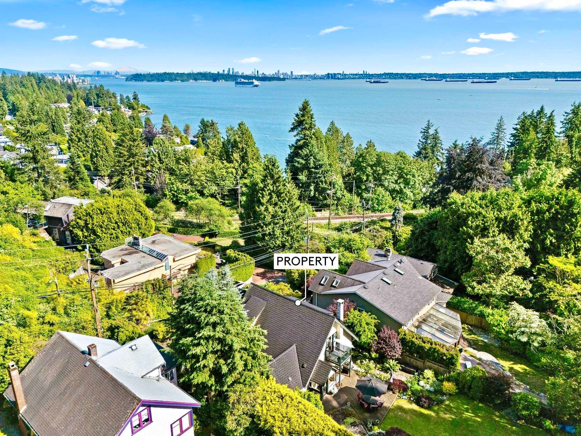 445 N Oxley Street, West Vancouver, V7V 2L5 — photo 2