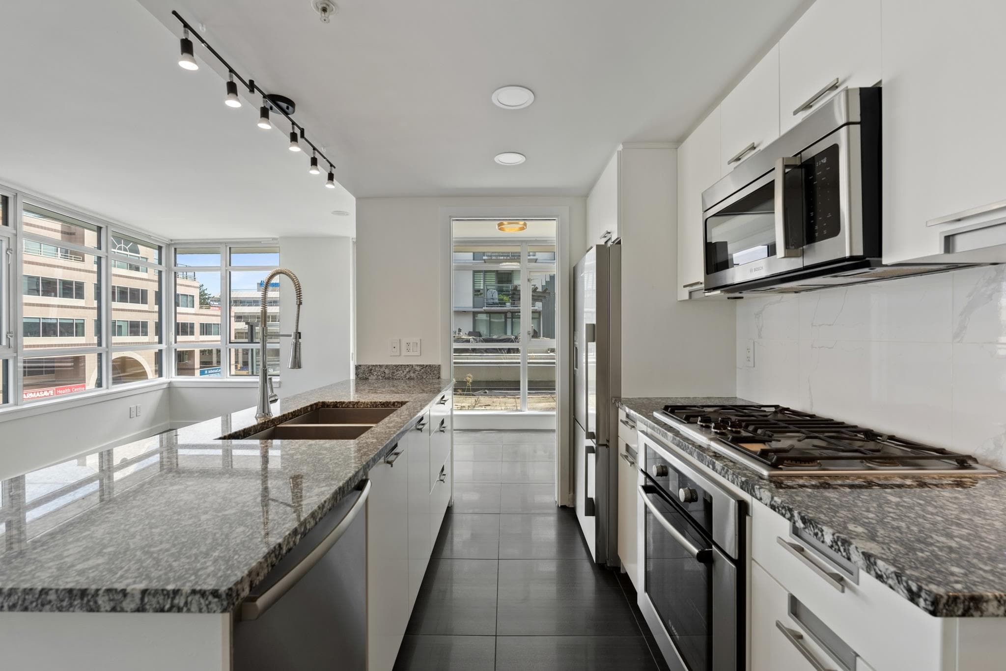 569 - 2080 West Broadway Street, Vancouver, V6J 0C7 — photo 2