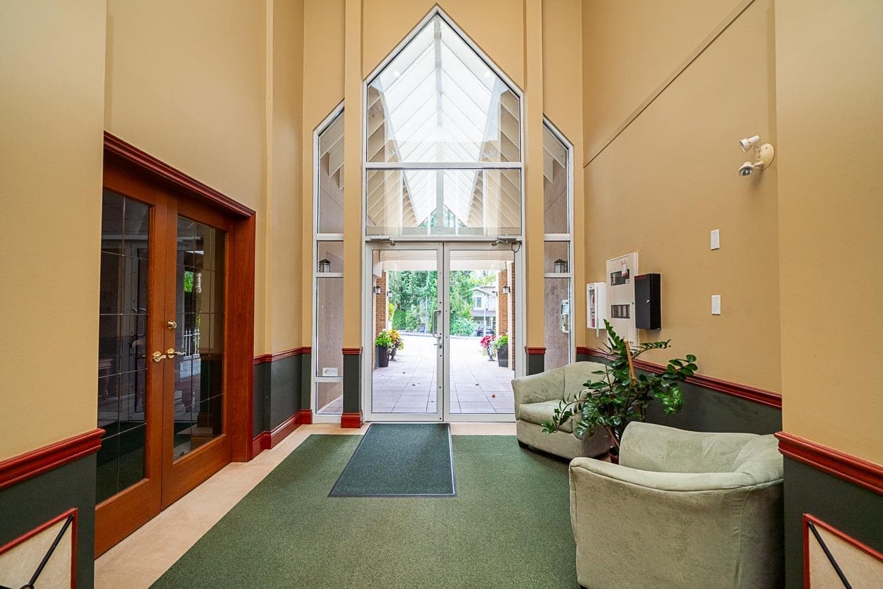 207 - 678 W Queens Road, North Vancouver, V7N 2L3 — photo 2