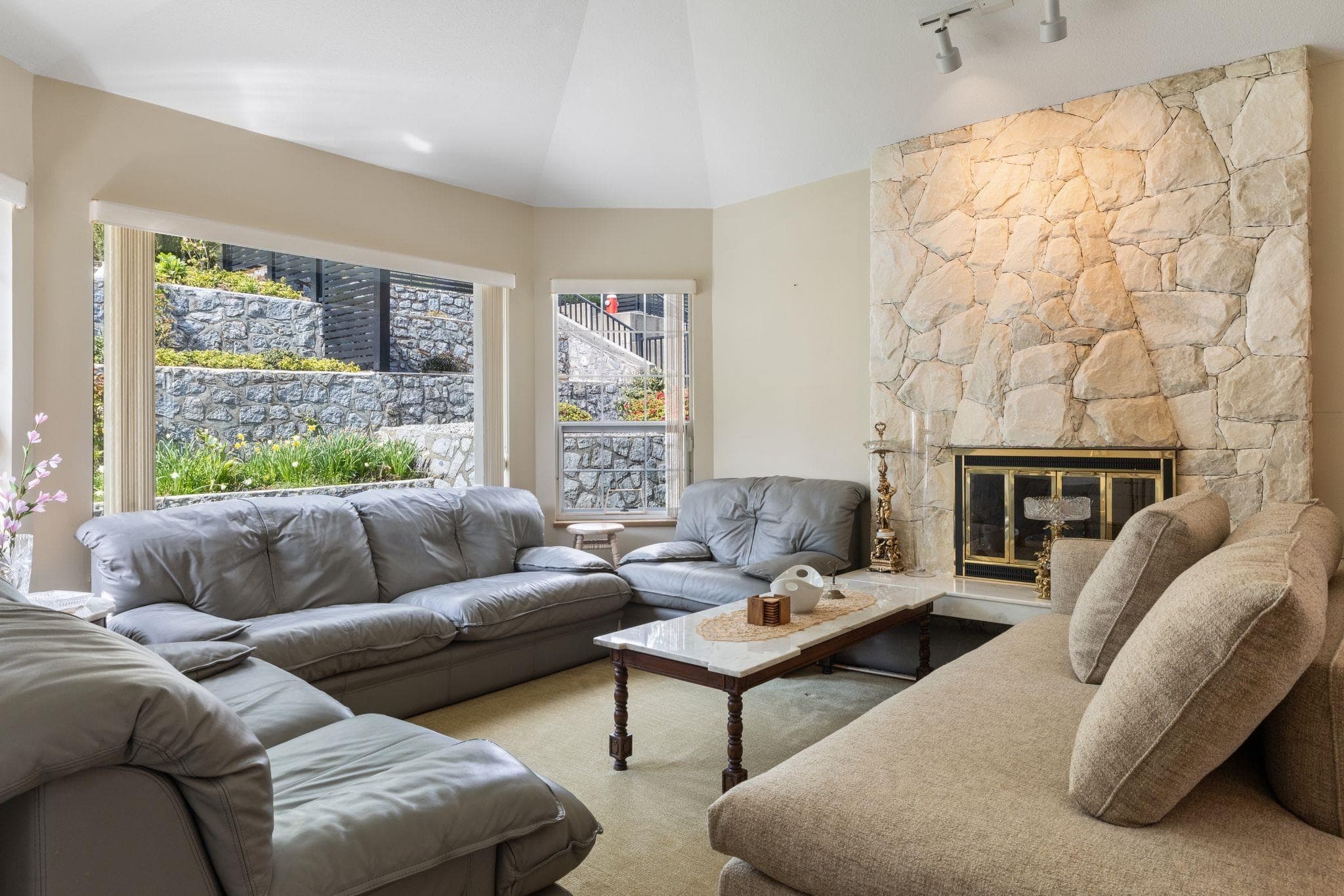 547 Tempe Crescent, North Vancouver, V7N 1E7 — photo 2