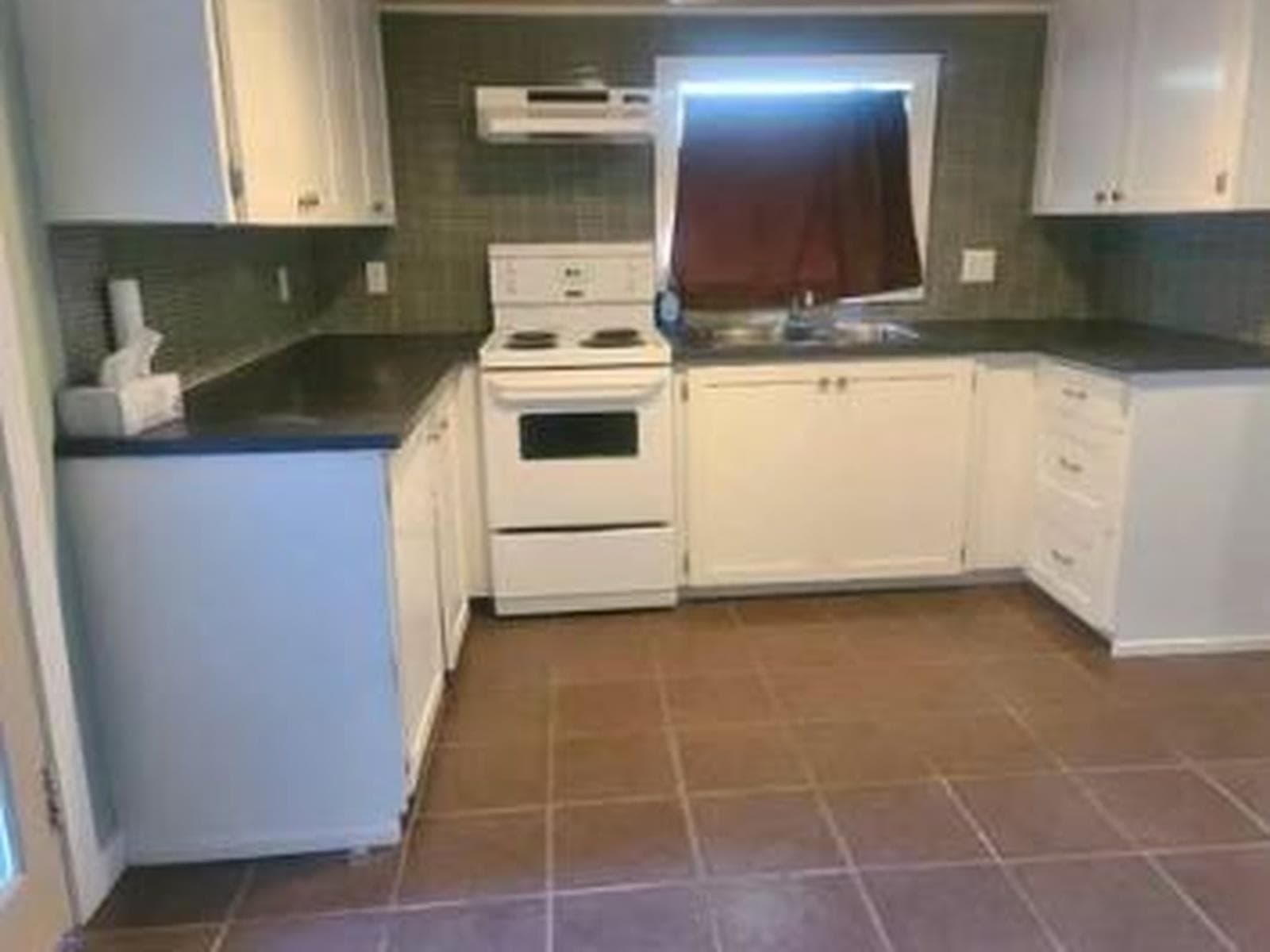 Lower - 10113 Manor Drive, Chilliwack, V2P 5Y6 — photo 2
