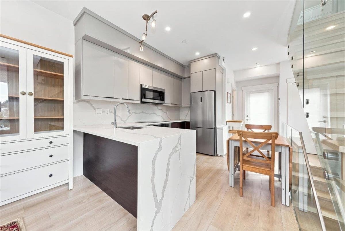 226 E 8th Street, North Vancouver, V7L 1Z1 — photo 4