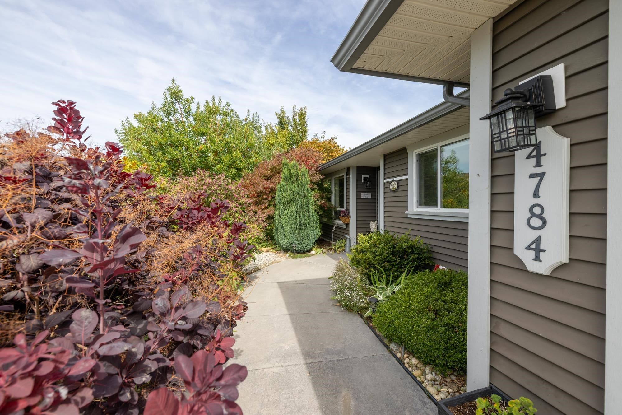 4784 Tamarack Place, Sechelt, V7Z 0E8 — photo 2