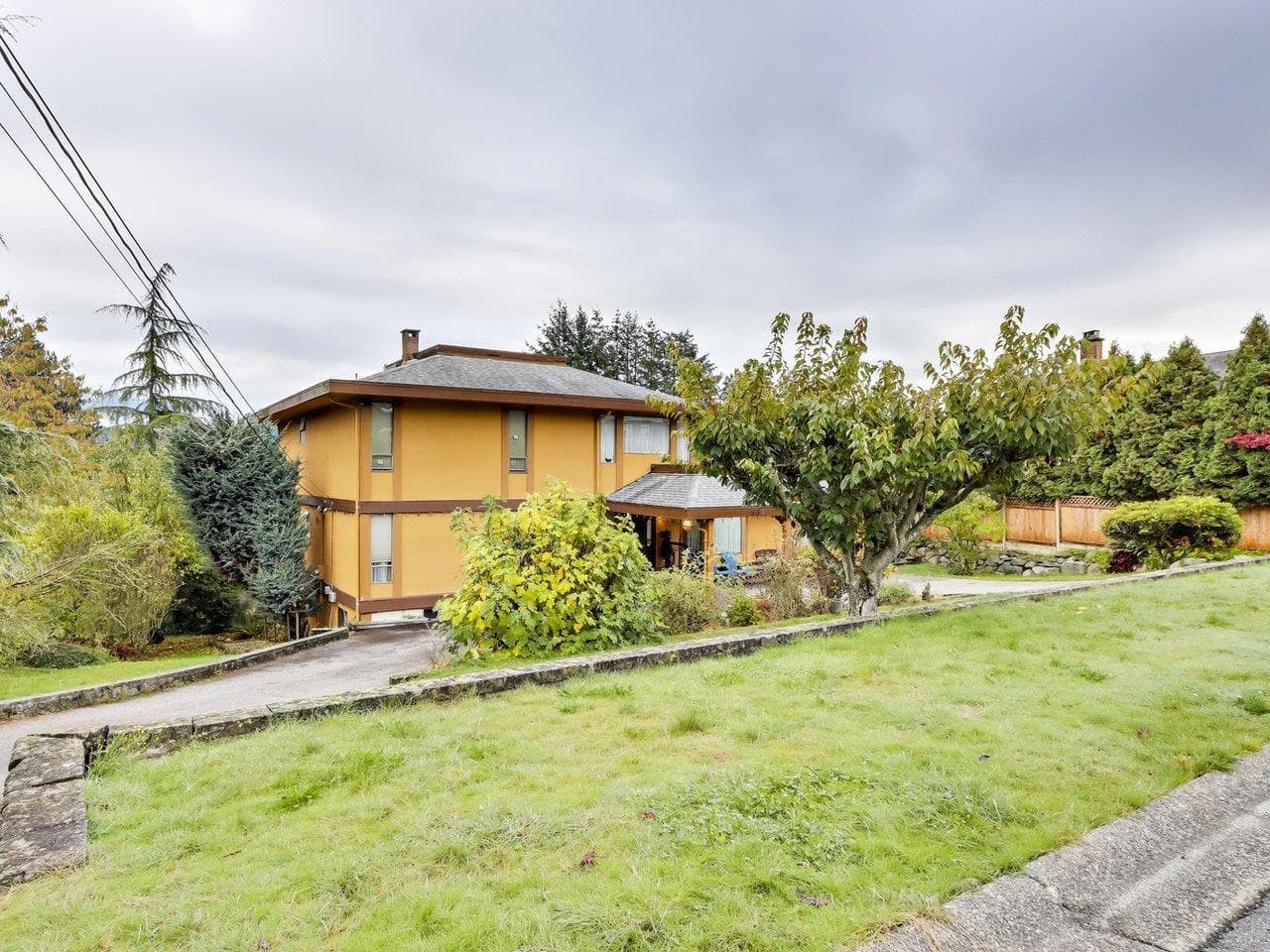 534 Beachview Drive, North Vancouver, V7G 1P9 — photo 1