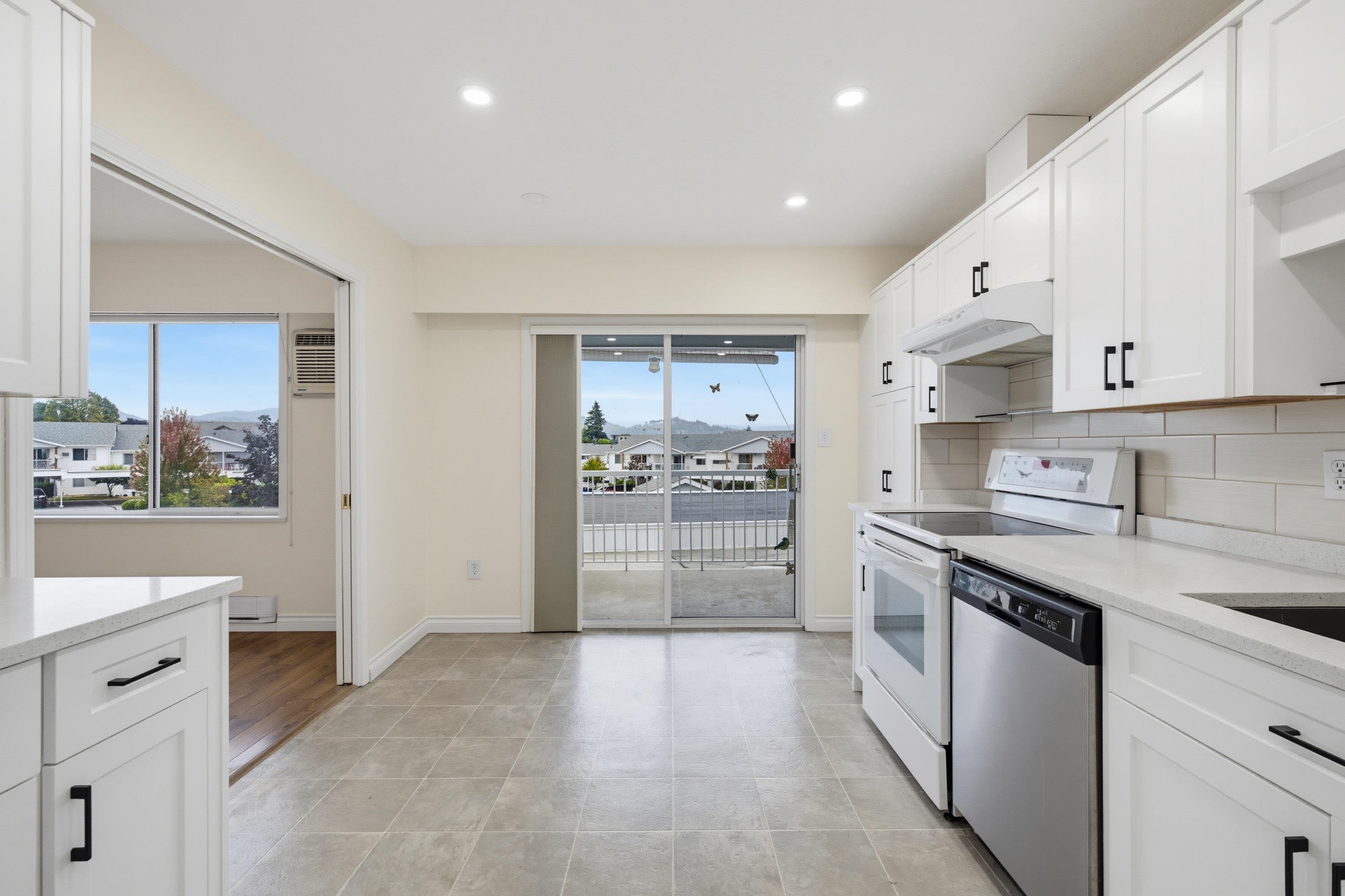 100 - 32691 Garibaldi Drive, Abbotsford, V2T 5T7 — photo 5