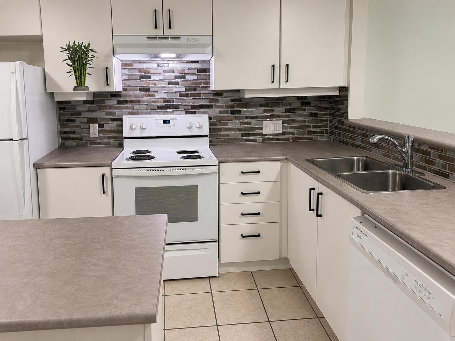 328 - 10838 City Parkway, Surrey, V3T 5X9 — photo 5