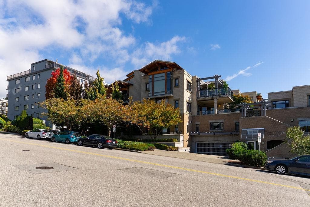 202 - 550 17th Street, West Vancouver