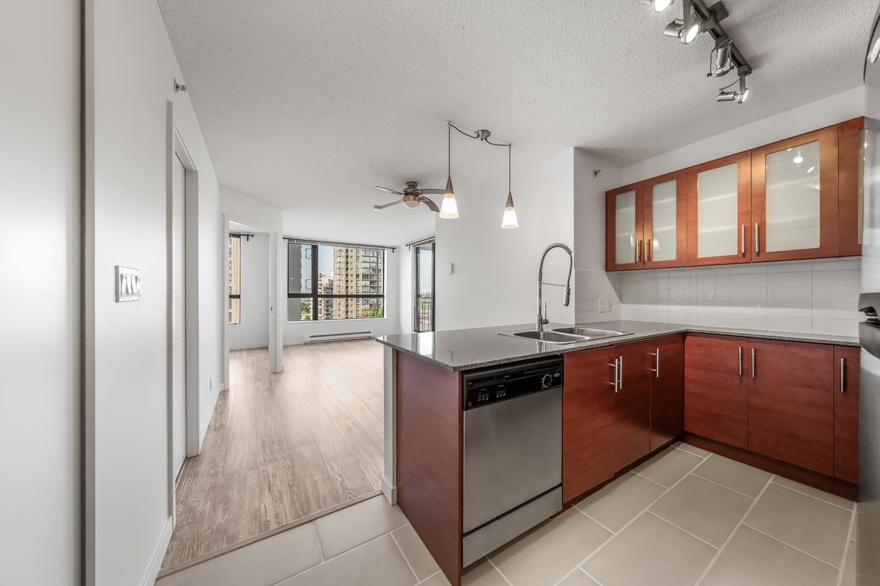 601 - 813 Agnes Street, New Westminster, V3M 0A9 — photo 2