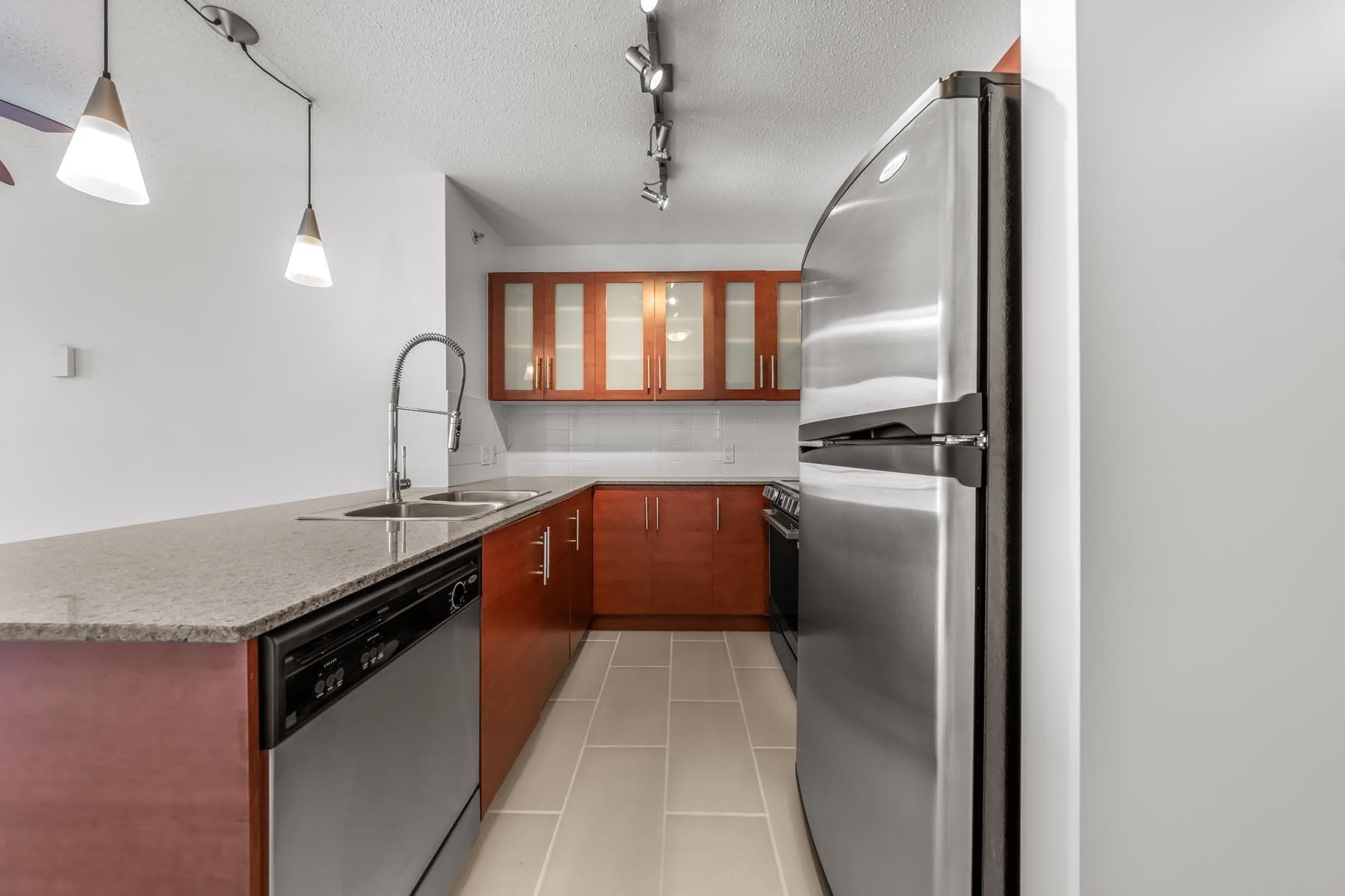 601 - 813 Agnes Street, New Westminster, V3M 0A9 — photo 3