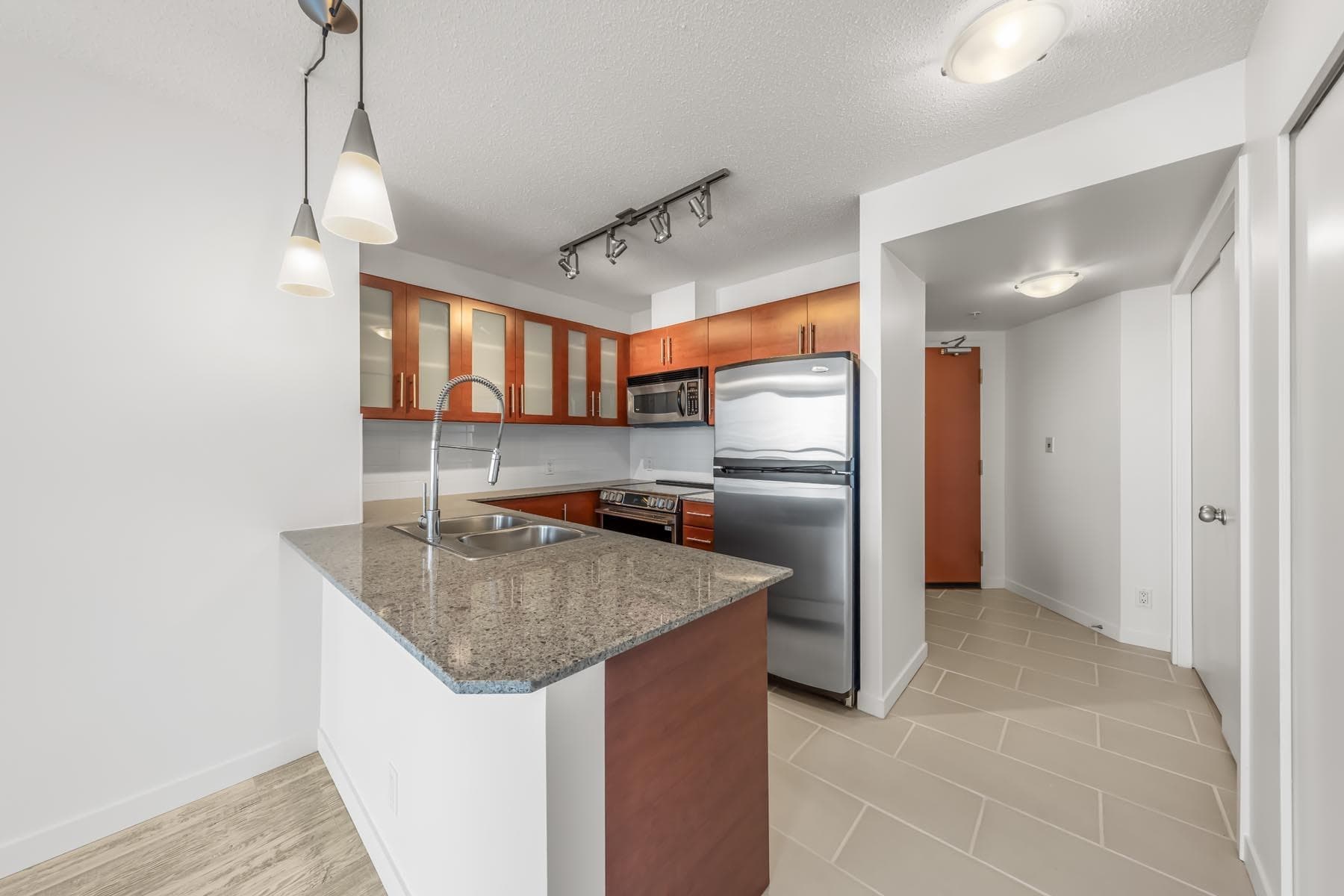 601 - 813 Agnes Street, New Westminster, V3M 0A9 — photo 4
