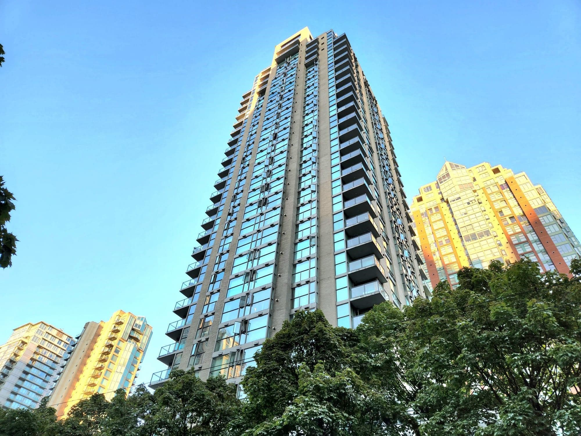 702 - 928 Richards Street, Vancouver, V6B 3C1 — photo 1