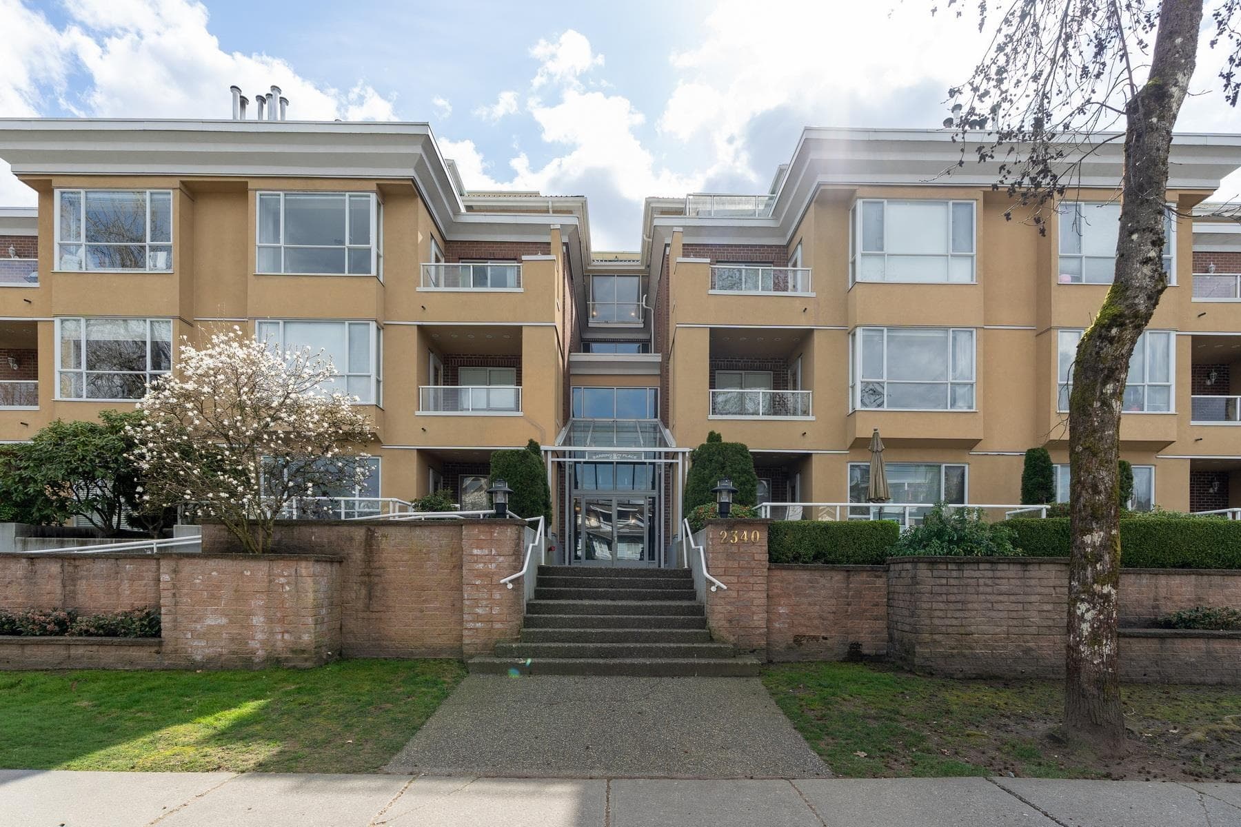404 - 2340 Hawthorne Avenue, Port Coquitlam, V3C 1W9 — photo 1