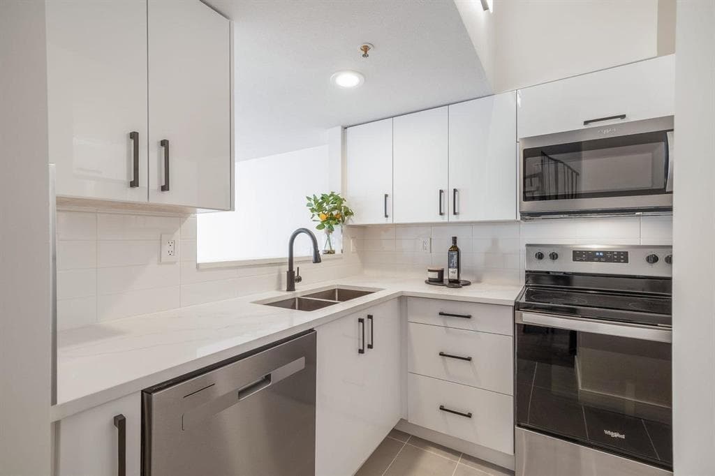 410 - 14355 103 Avenue, Surrey, V3T 5V5 — photo 2