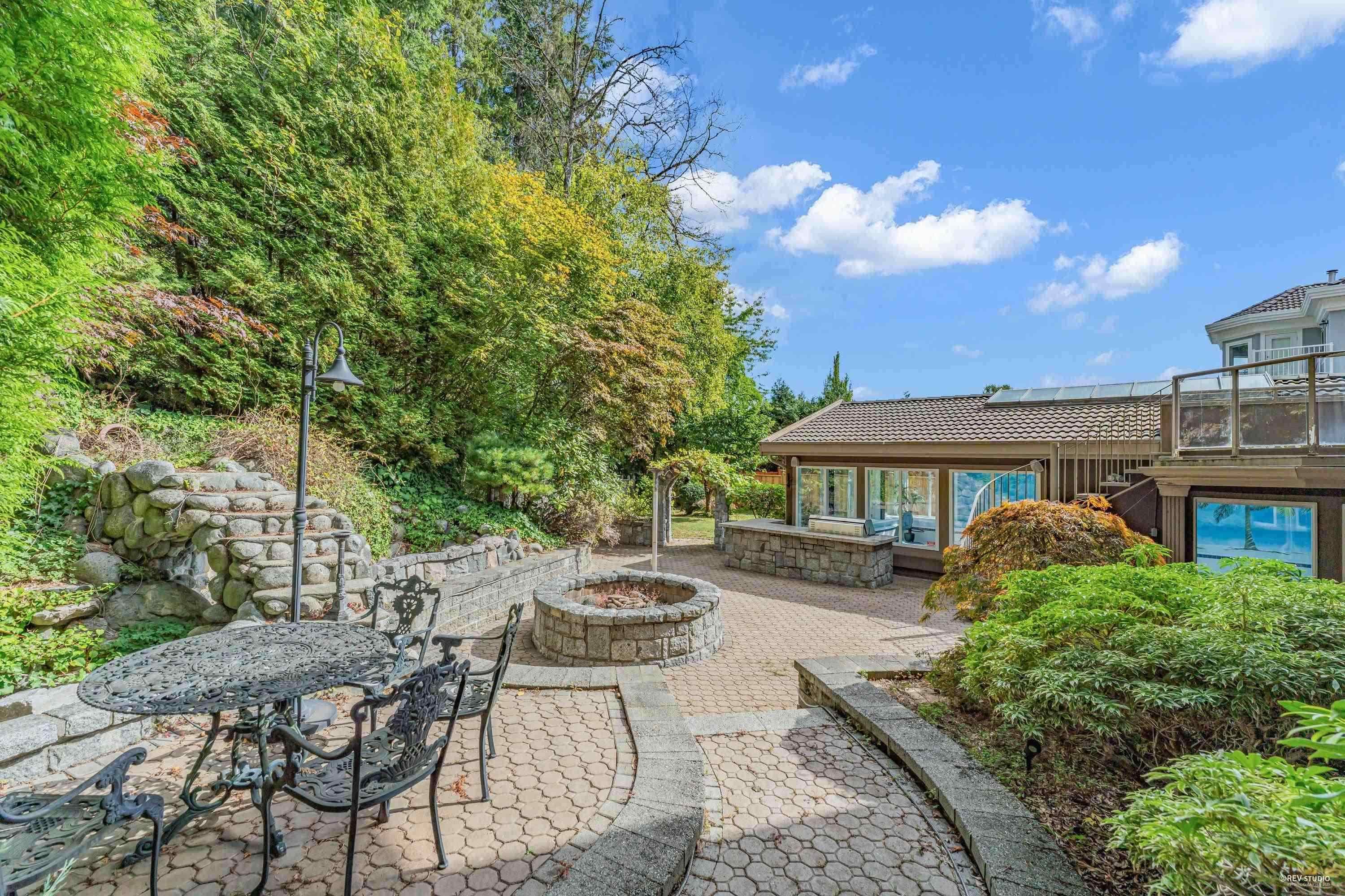 1729 Hampton Dr, Coquitlam, V3E 3C9 — photo 5