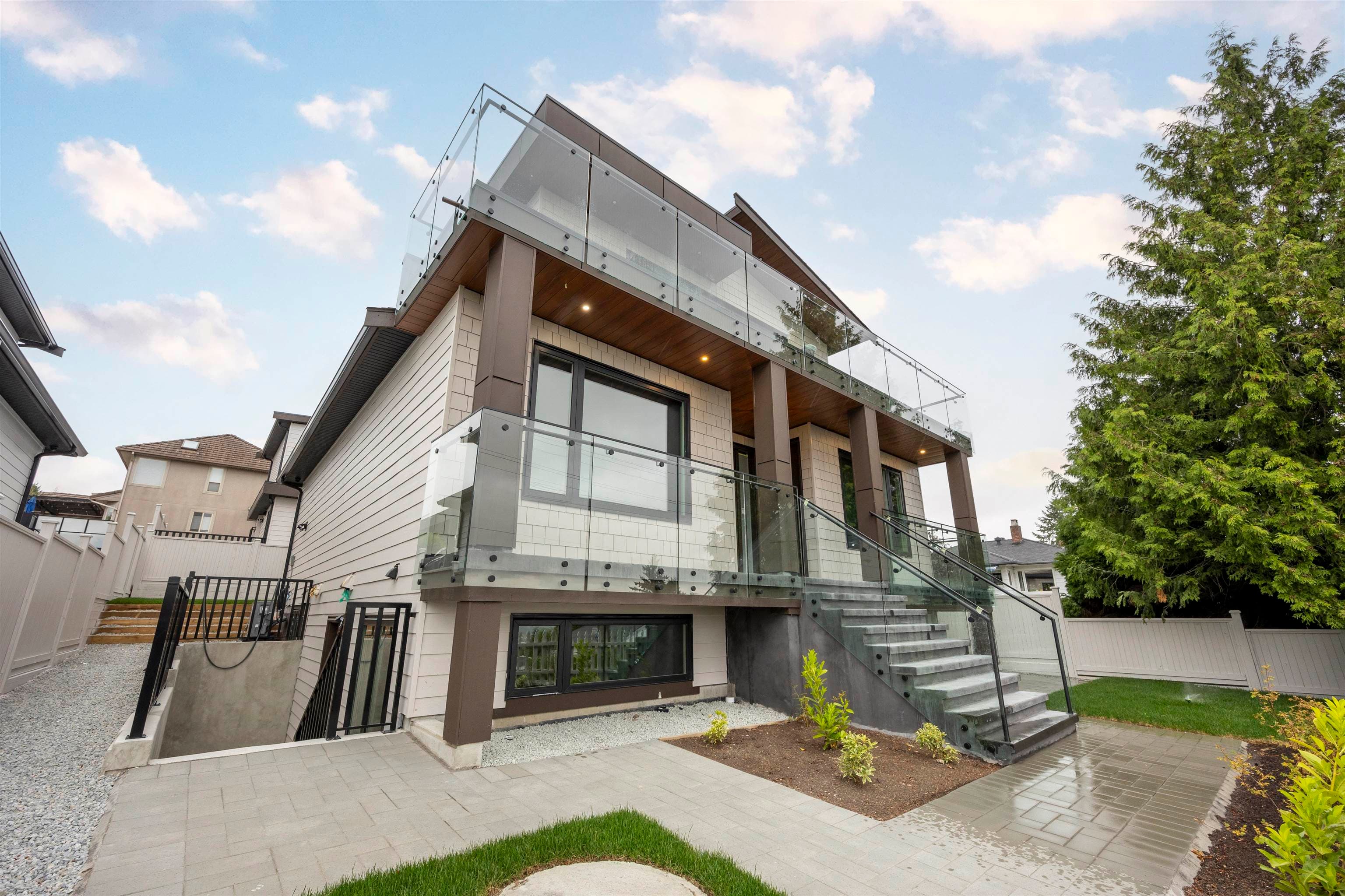 217 E Eighth Avenue, New Westminster, V3L 4K1 — photo 1