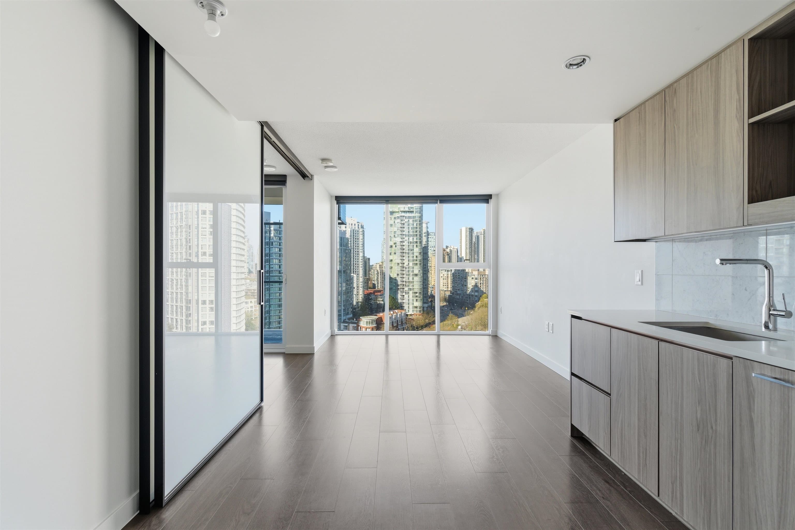 1587 - 87 Nelson Street, Vancouver