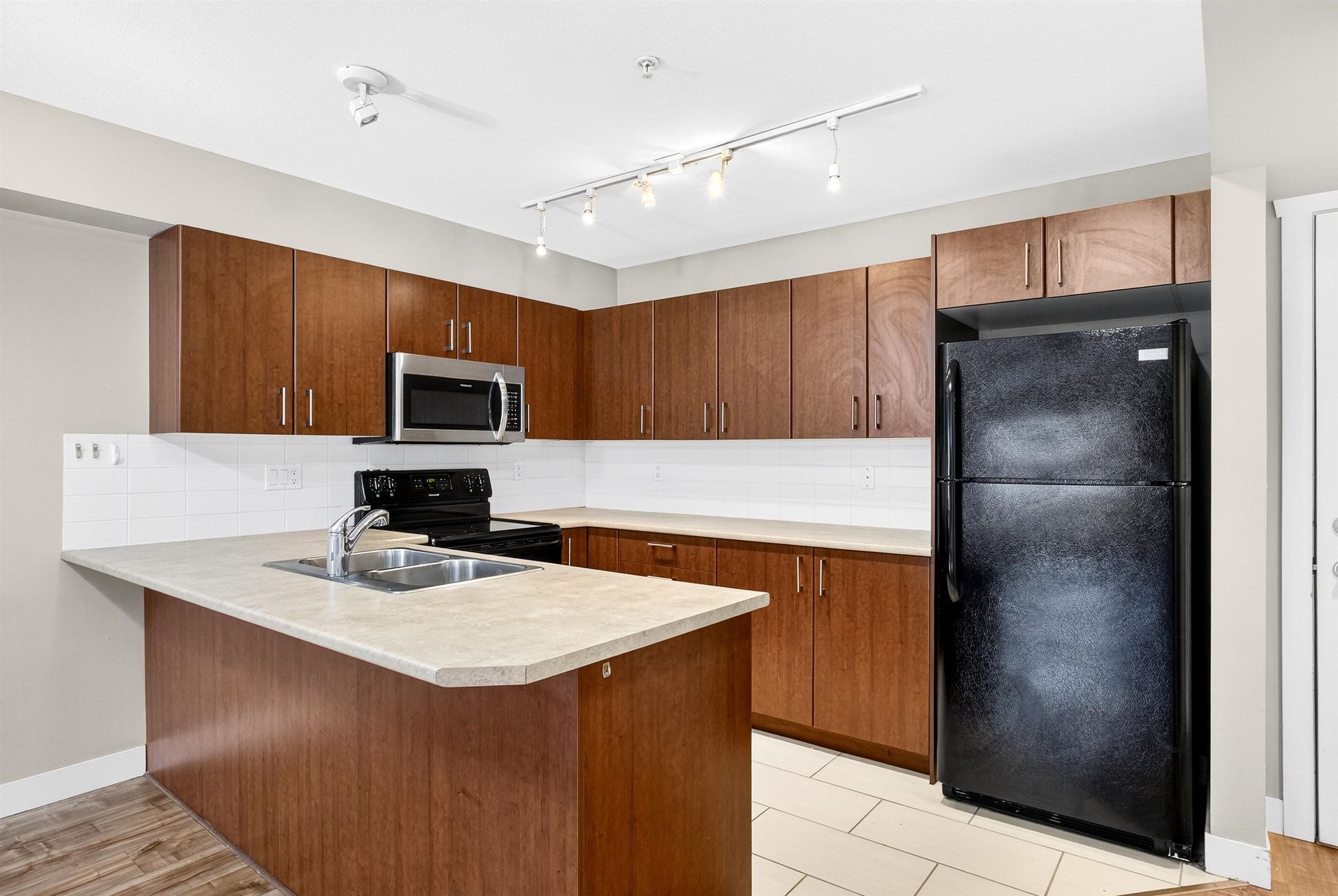 201 - 45559 Yale Road, Chilliwack, V2P 0B1 — photo 3