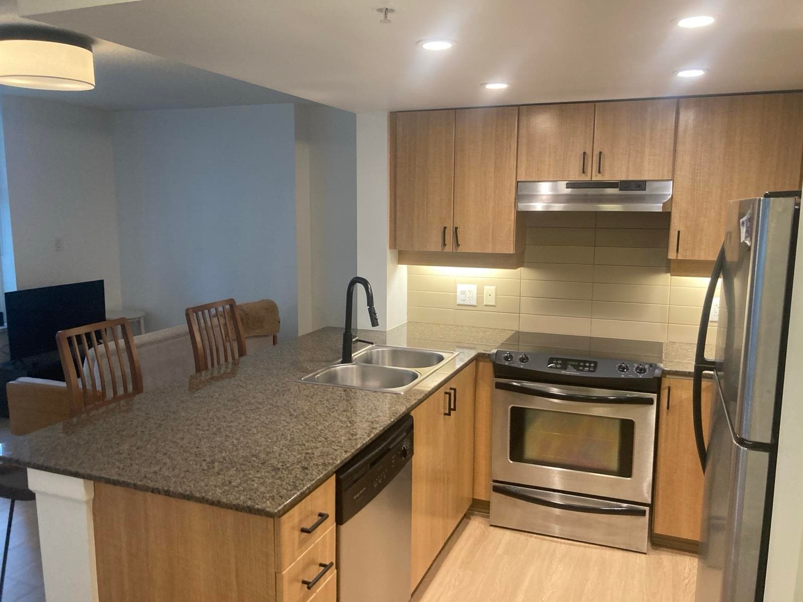 210 - 9262 University Crescent Crescent, Burnaby, V5A 0A4 — photo 5