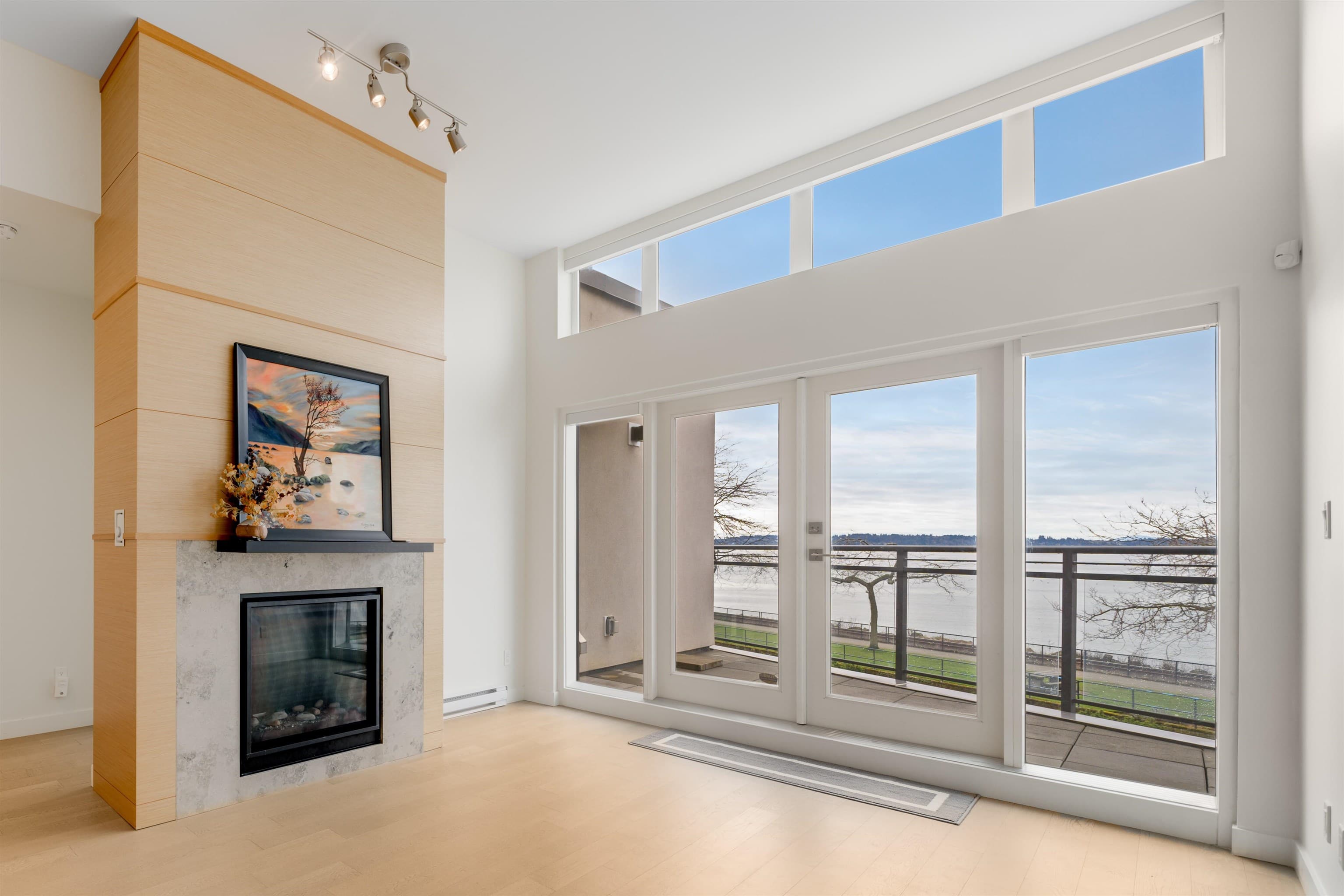 301 - 1150 Oxford Street, White Rock, V4B 0B3 — photo 1