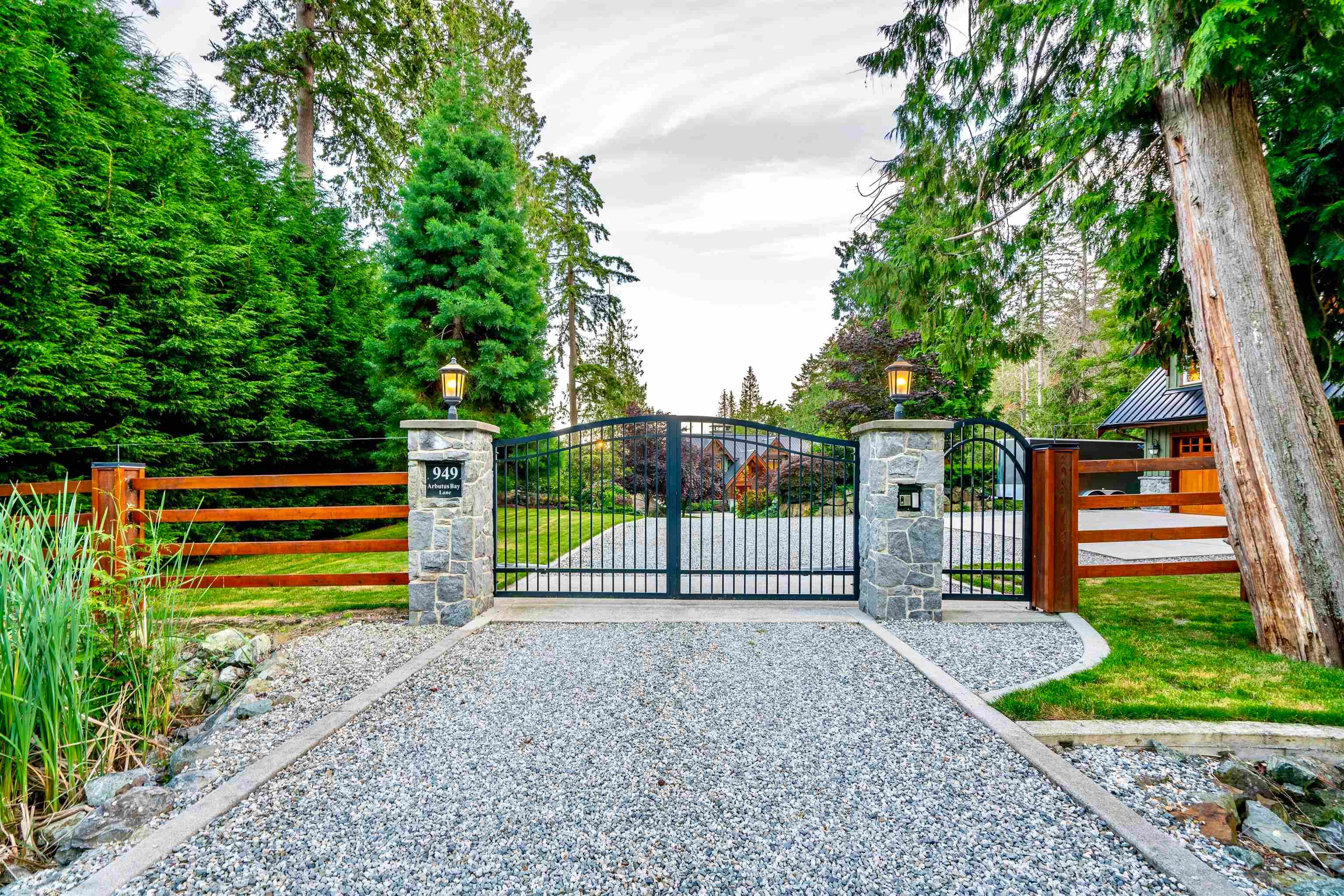 949 Arbutus Bay Lane, Bowen Island, V0N 1G2 — photo 2