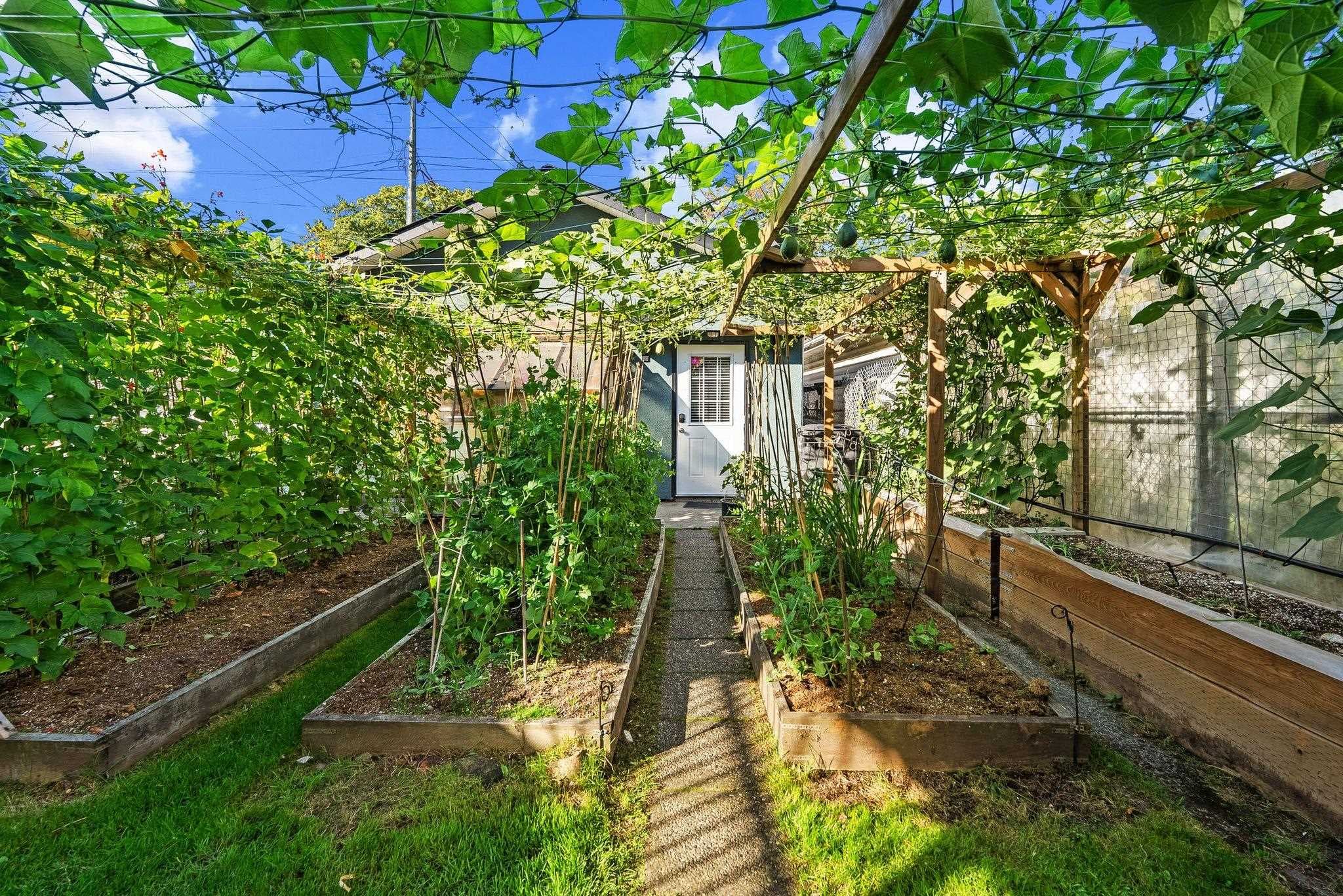 2621 Cambridge Street, Vancouver, V5K 1L6 — photo 2
