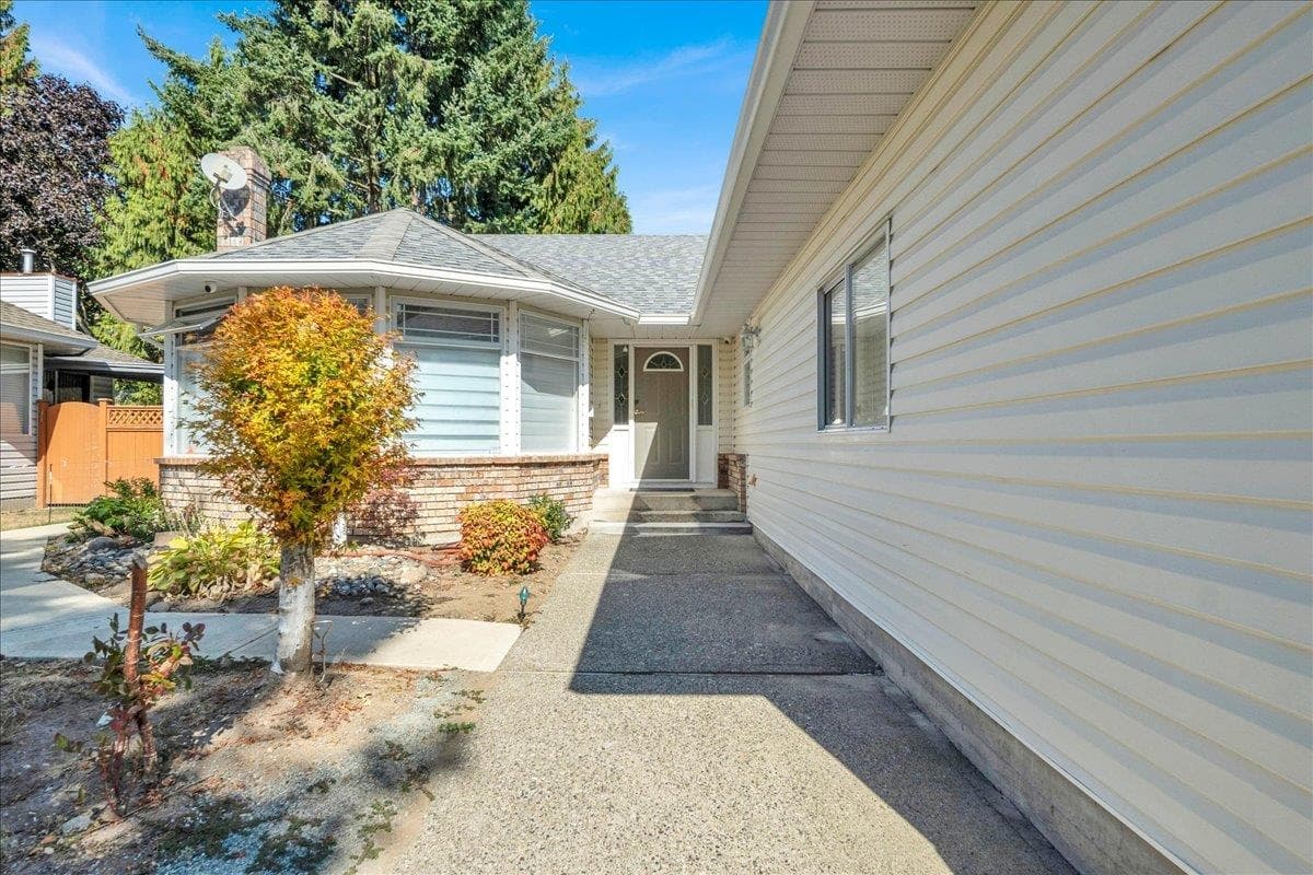 15747 92a Avenue, Surrey, V4N 3B1 — photo 3