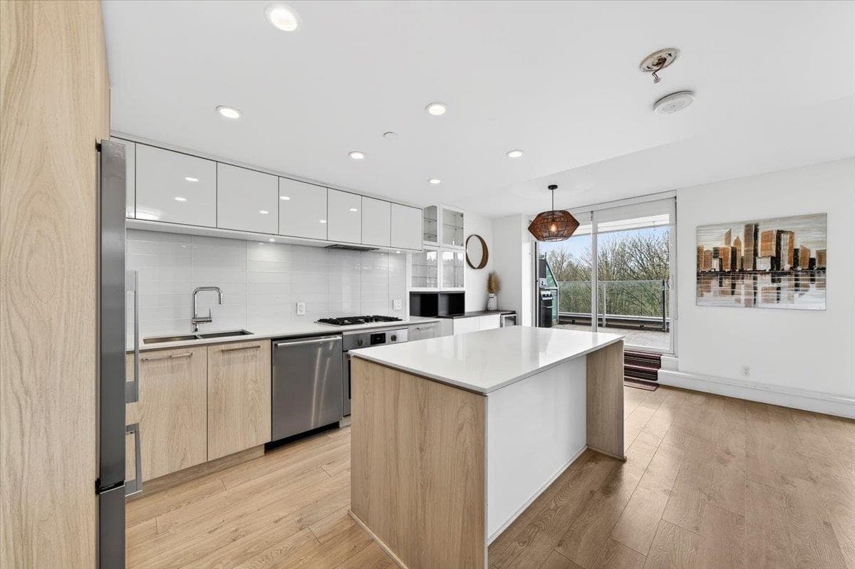 610 - 680 Seylynn Crescent, North Vancouver, V7J 0B5 — photo 2
