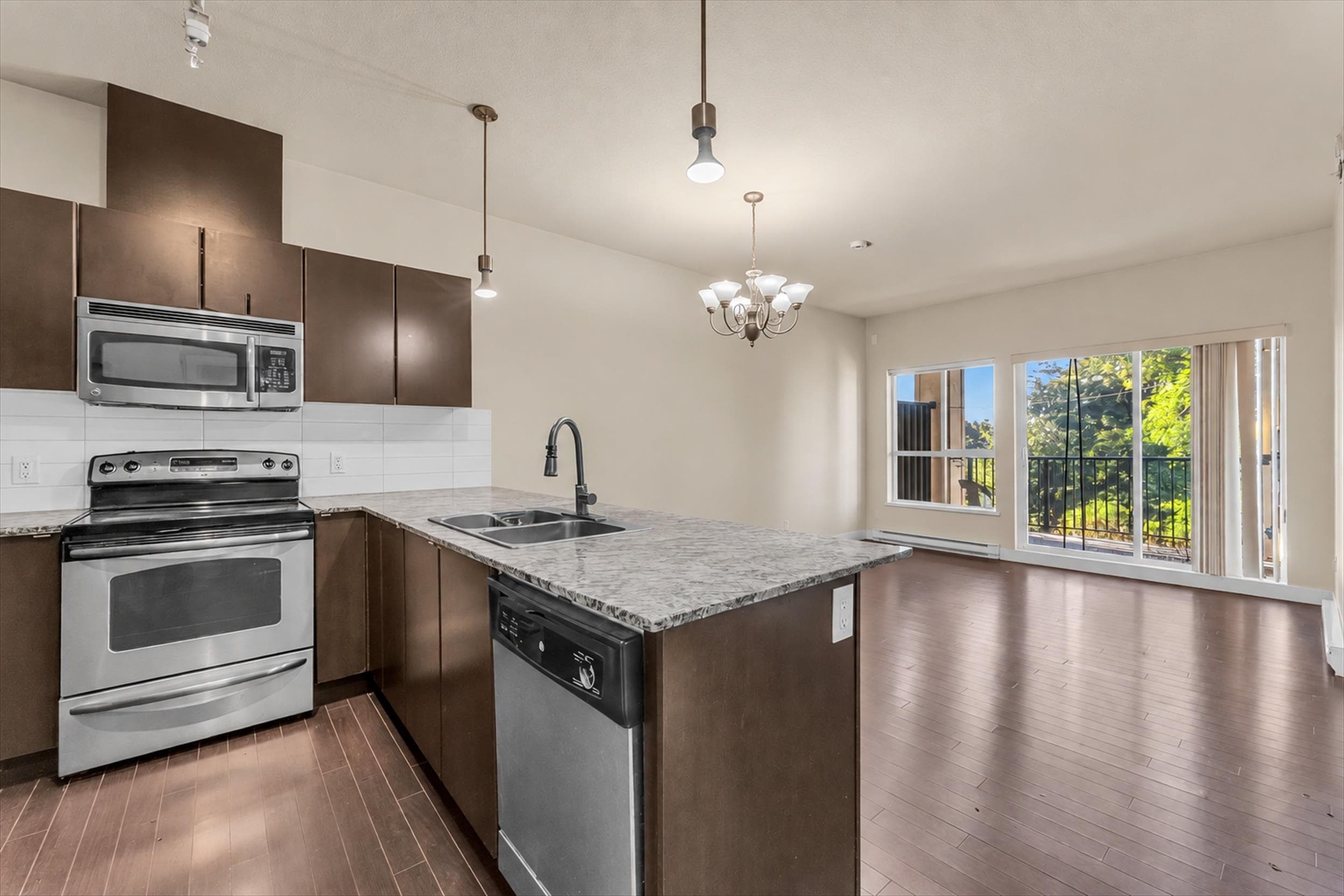 409 - 9655 King George Boulevard, Surrey, V3T 0C7 — photo 2