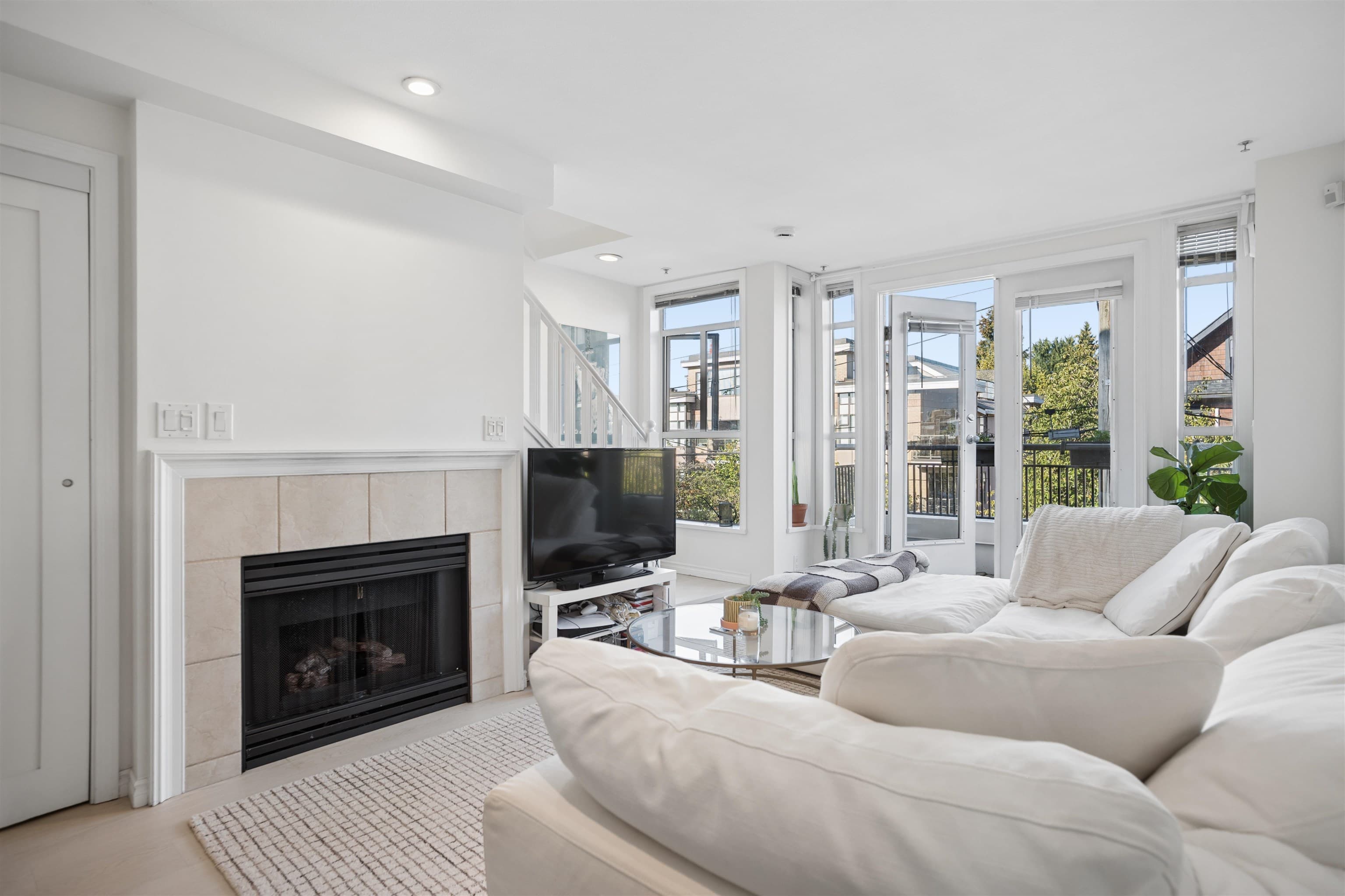 203 - 2190 W 5th Avenue, Vancouver, V6K 1S2 — photo 1