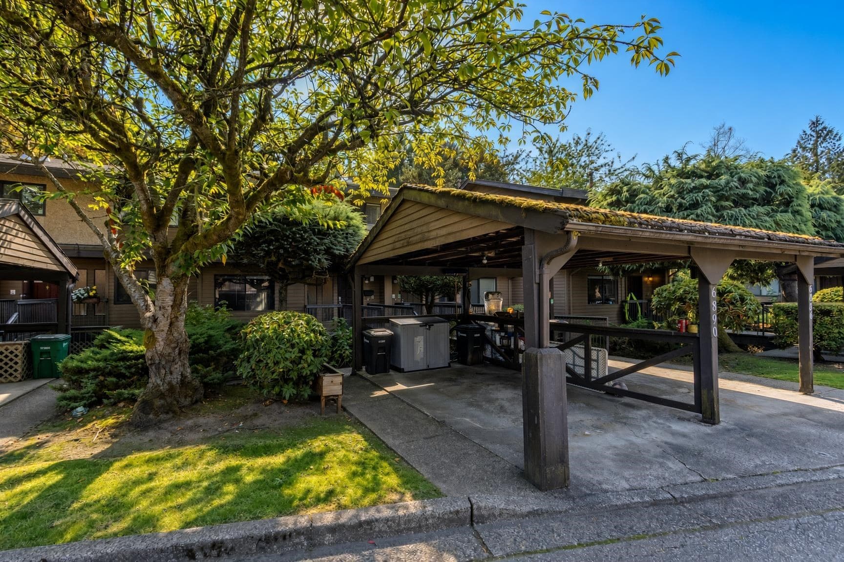 6890 Beechcliffe Drive, Burnaby, V5B 4R3 — photo 2
